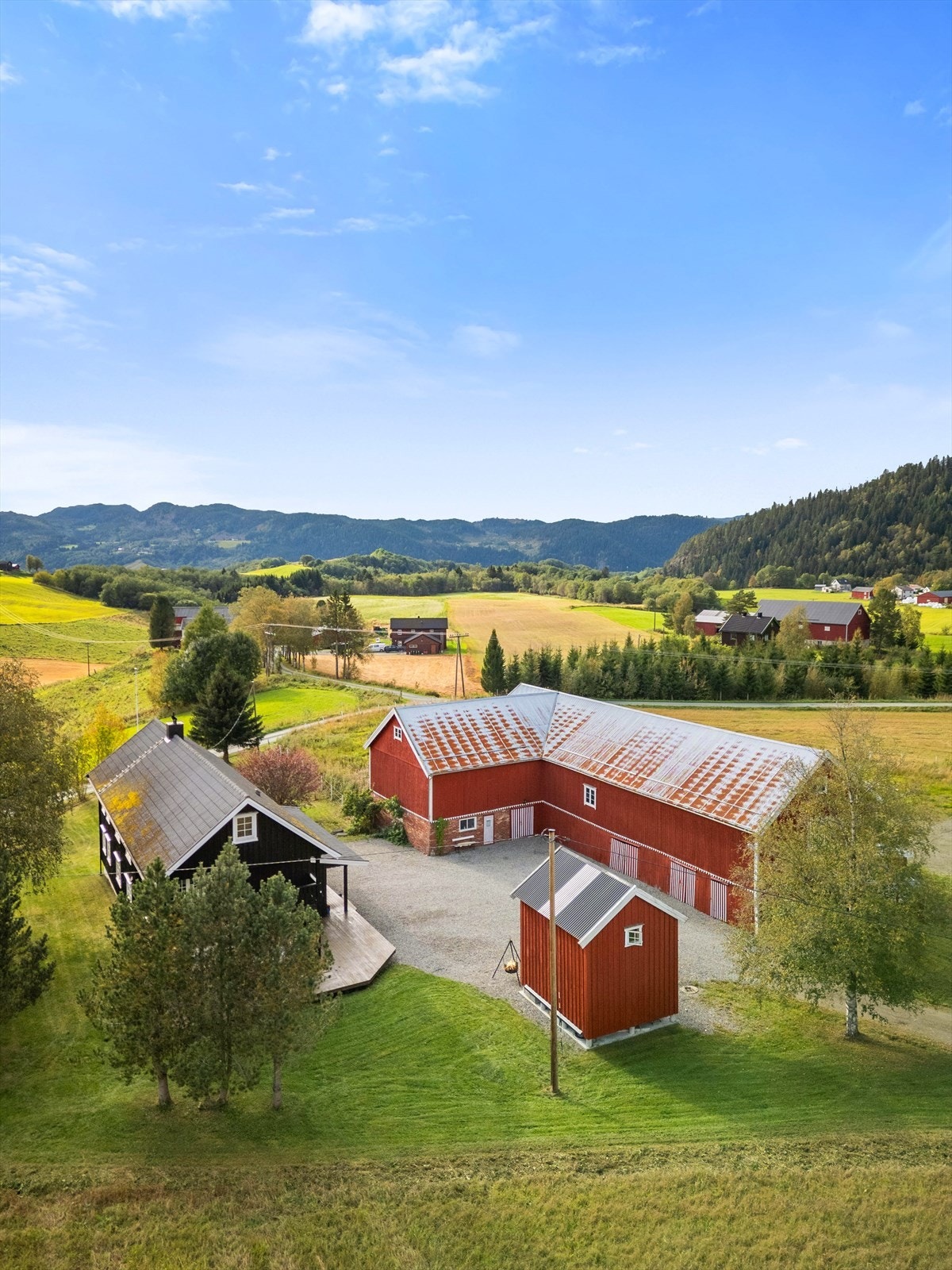 Stabburet er jekket opp og "renovert" med innlagt strøm og kontormulighet/bruksmulighet Galleribilde