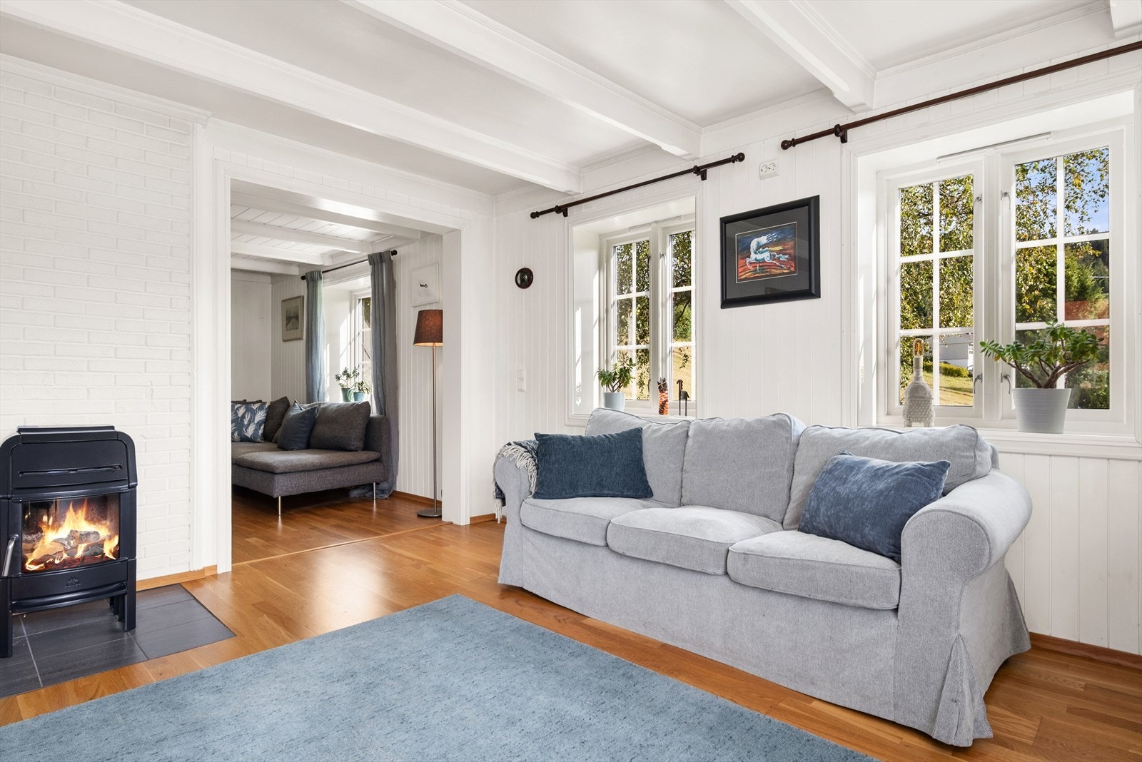 Hovedhuset er en gammel tømmerkasse som har vært igjennom gode oppgraderinger Galleribilde