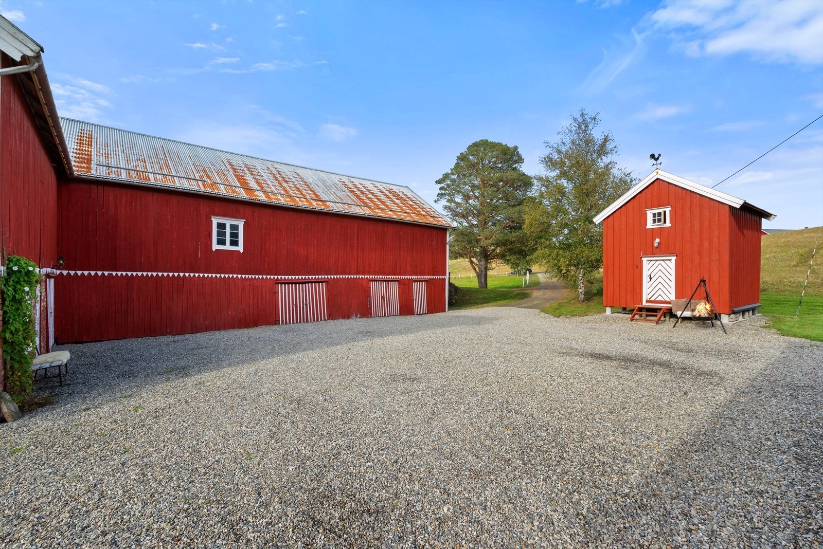 På tunet er det et koselig stabbur som er godt vedlikeholdt Galleribilde