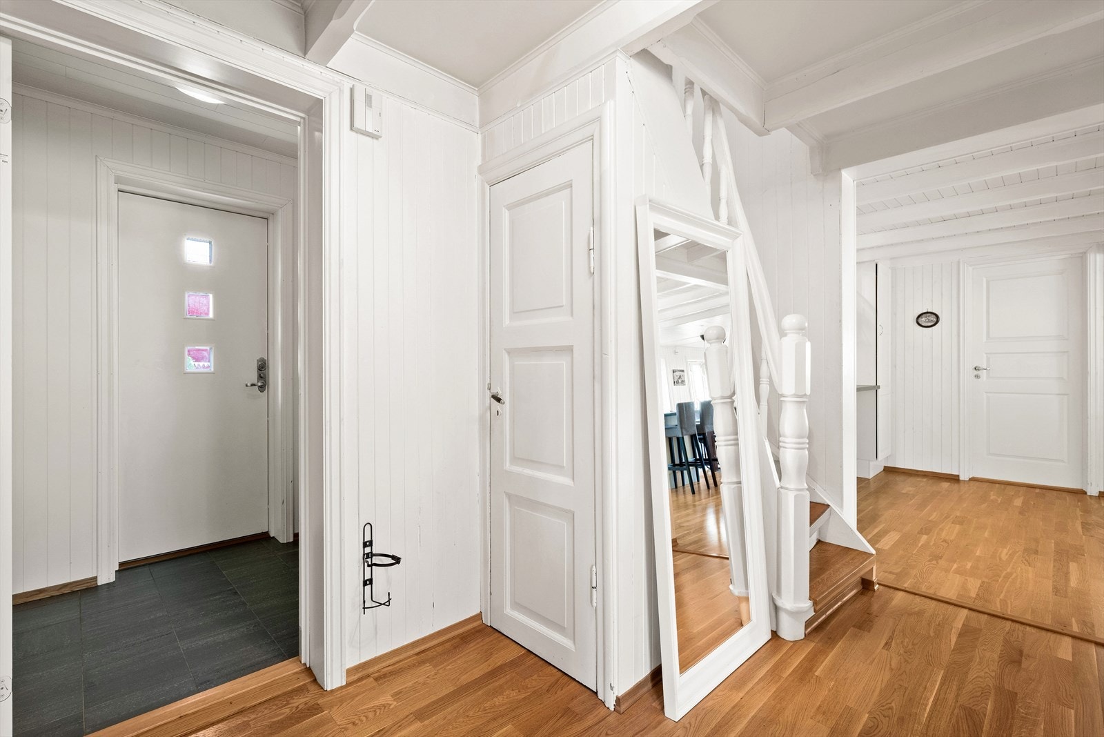 Boligen har 2 entreer og en romslig gang! Galleribilde