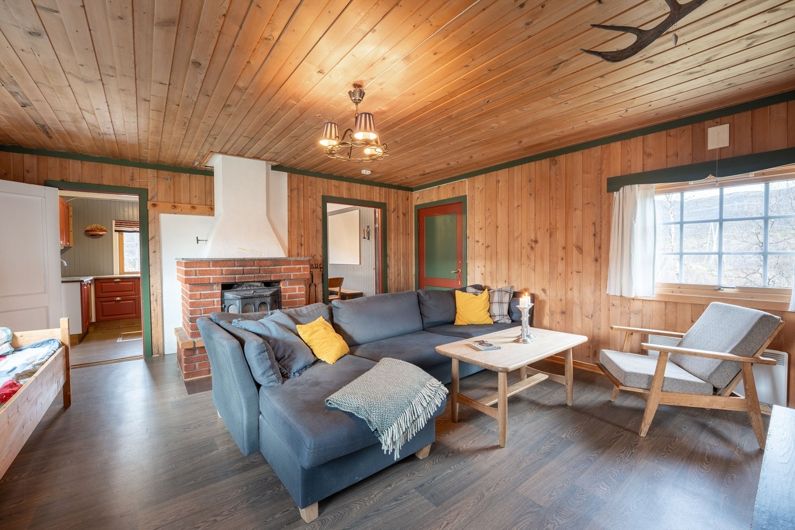 Koselig stue med plass til sittegruppe, peis med innsats Galleribilde