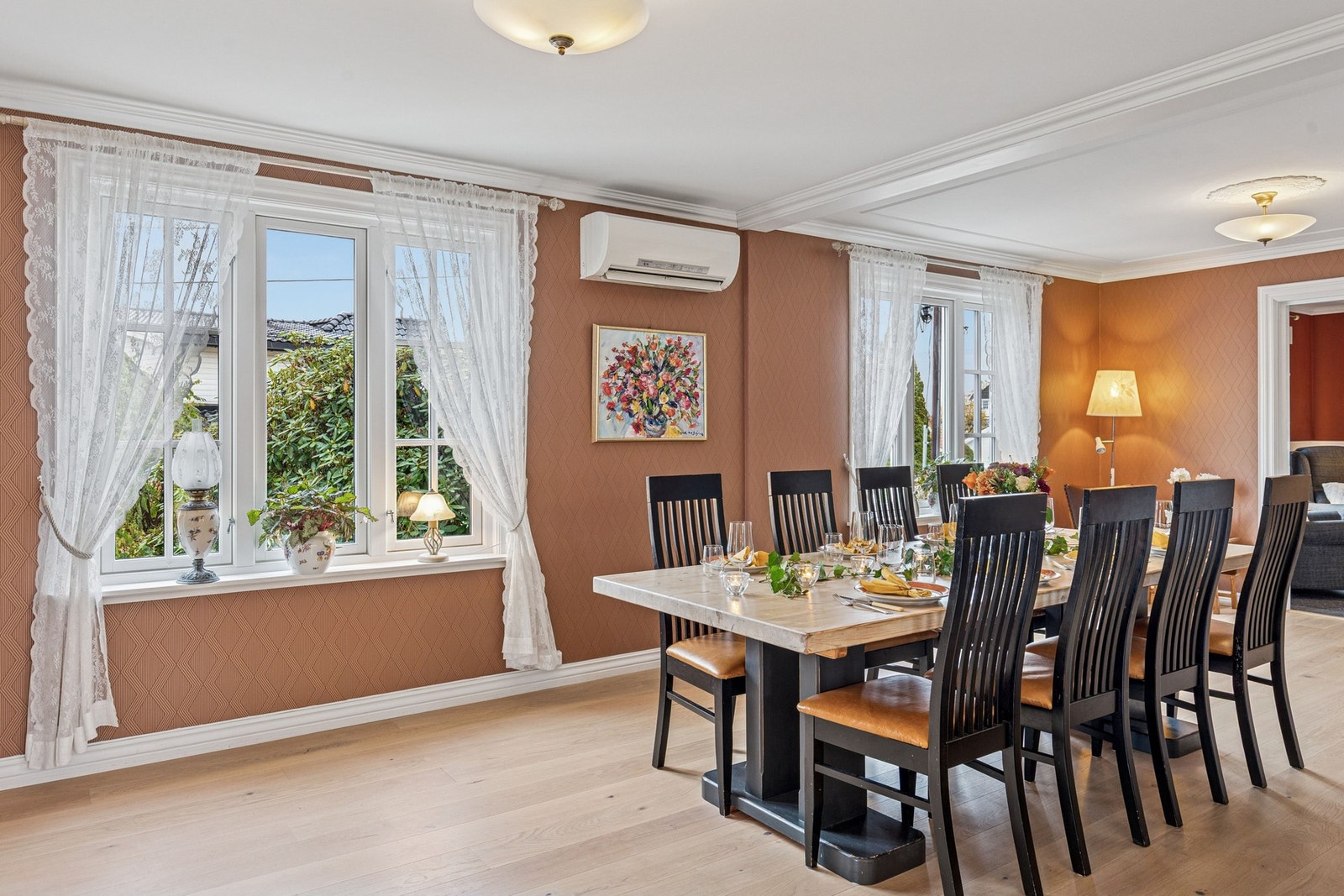 Her er det god plass til å skape et samlingspunkt for familie og venner. Itillegg til vedovn har boligen også en varmepumpe. Galleribilde