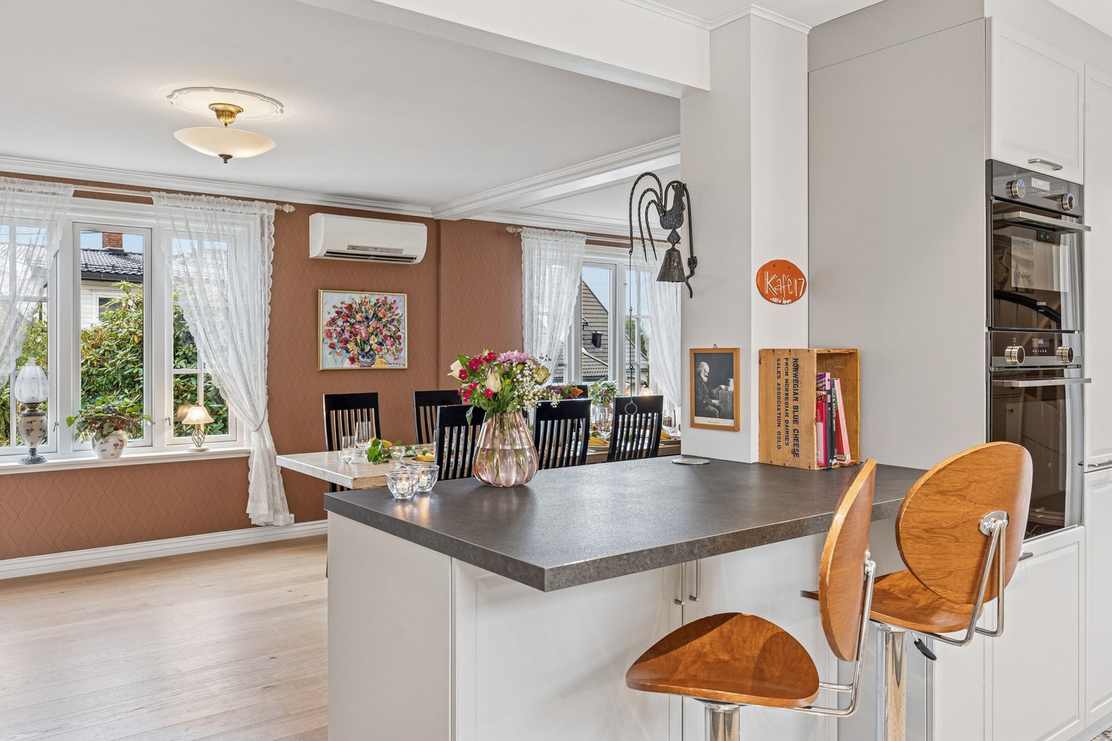 Den åpne stue/kjøkkenløsningen gir mulighet til å ha samtaler med gjestene mens man kokkelerer. Stuen og kjøkkenet er renovert i 2022. Galleribilde