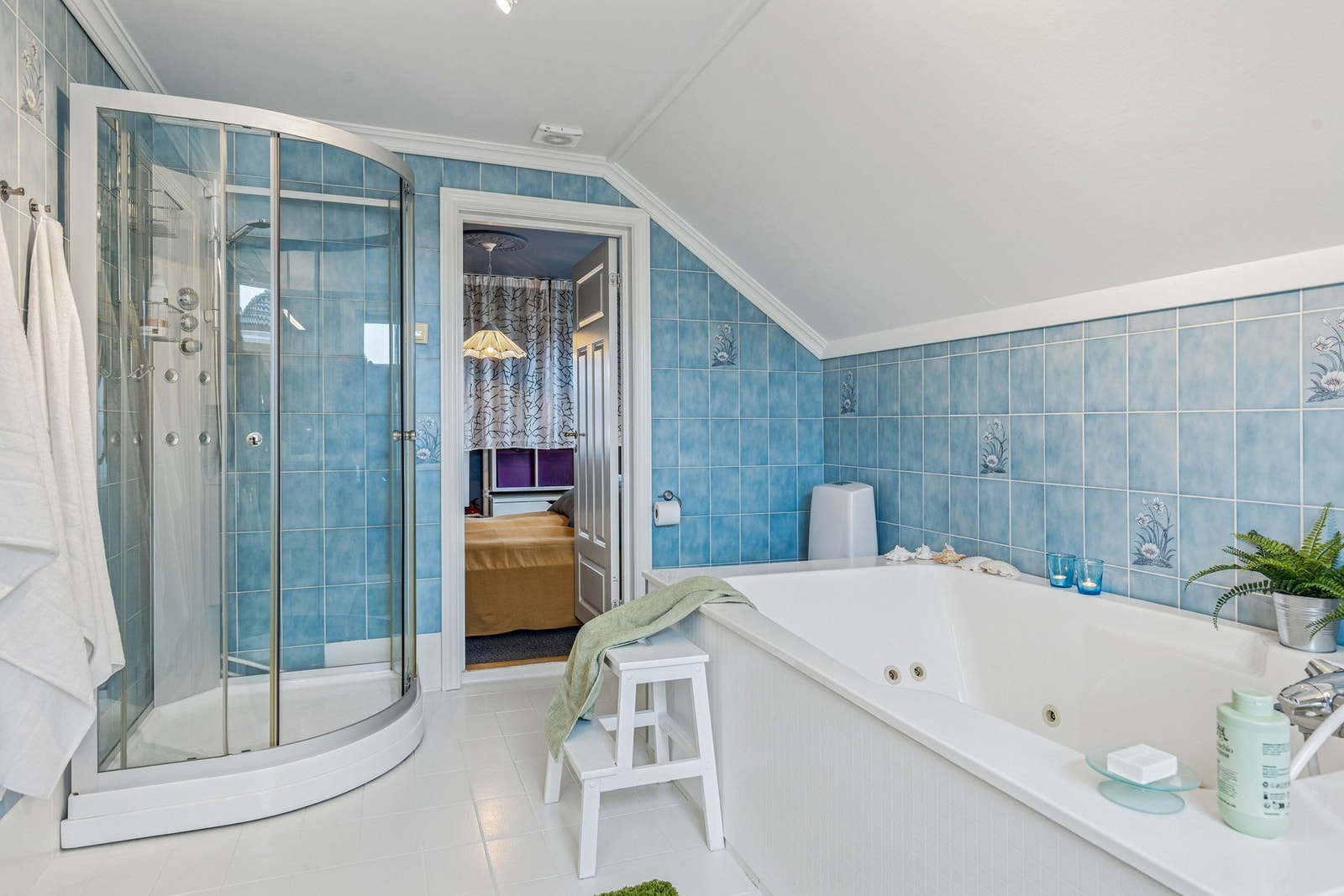 Badet er romslig og god utstyrt med boblebadekar, dusjkabinett og et toalett. Galleribilde