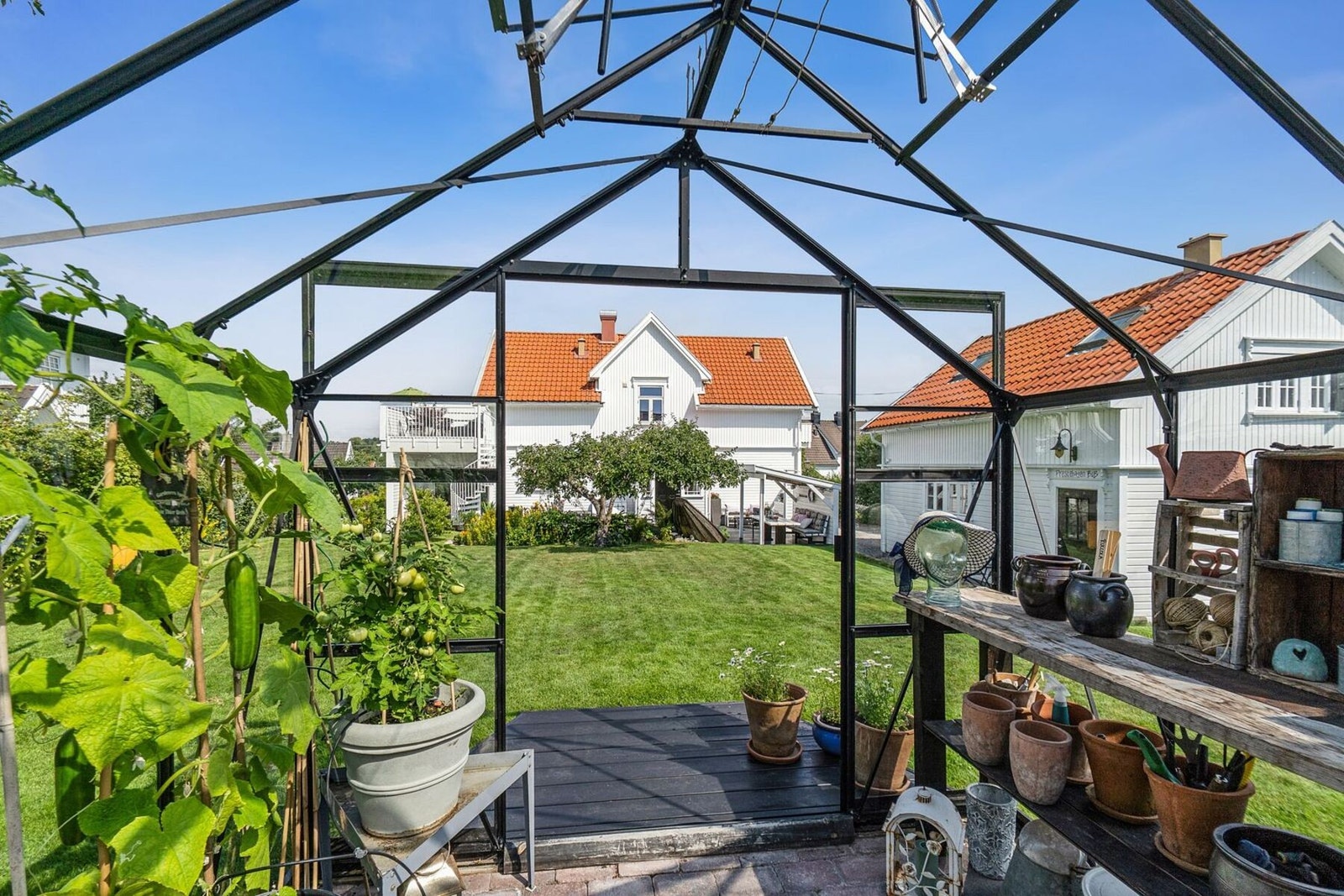 På tomten har man også et drivhus, som man også kan bruke som en hagestue om ønskelig. Galleribilde