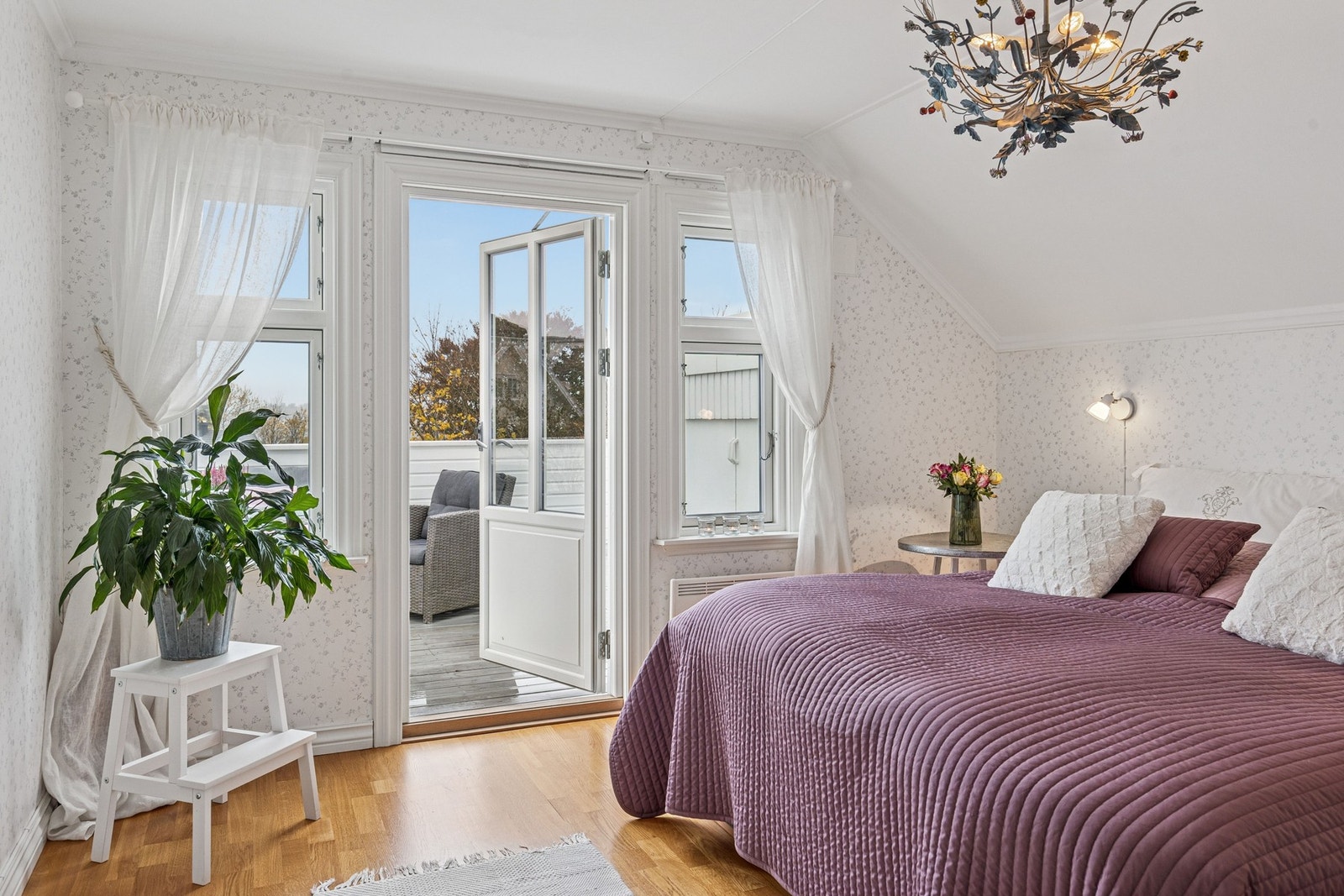 Her er det god plass til en dobbeltseng med tilhørende nattbord. Det er utgang til den vestvendte og solrike terrassen som ble bygget i 2023. Galleribilde