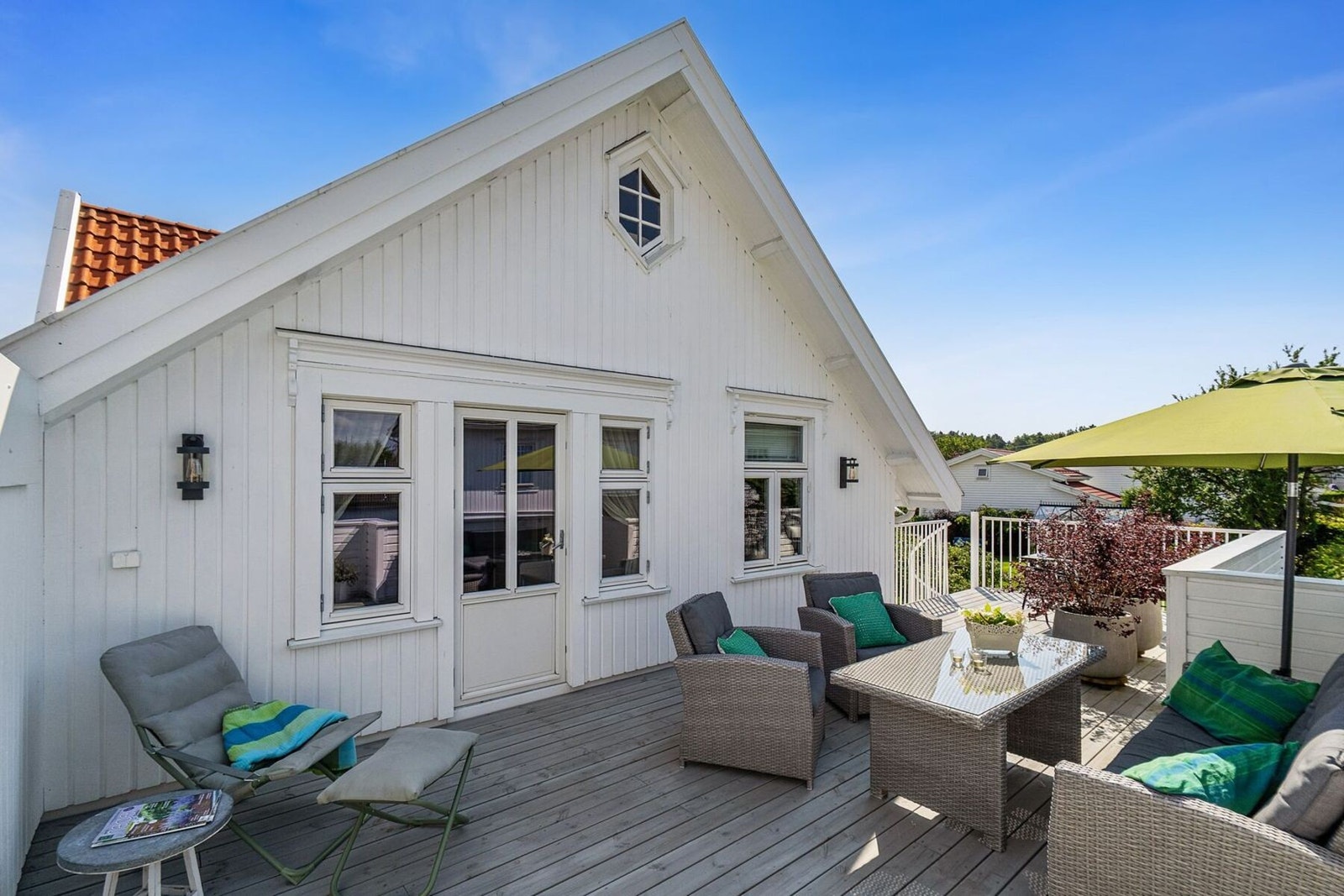 Fra det ene soverommet har man utgang til den vestvendte terrassen fra 2023. Her kommer man direkte ned til hage via en vakker vinkeltrapp. Galleribilde