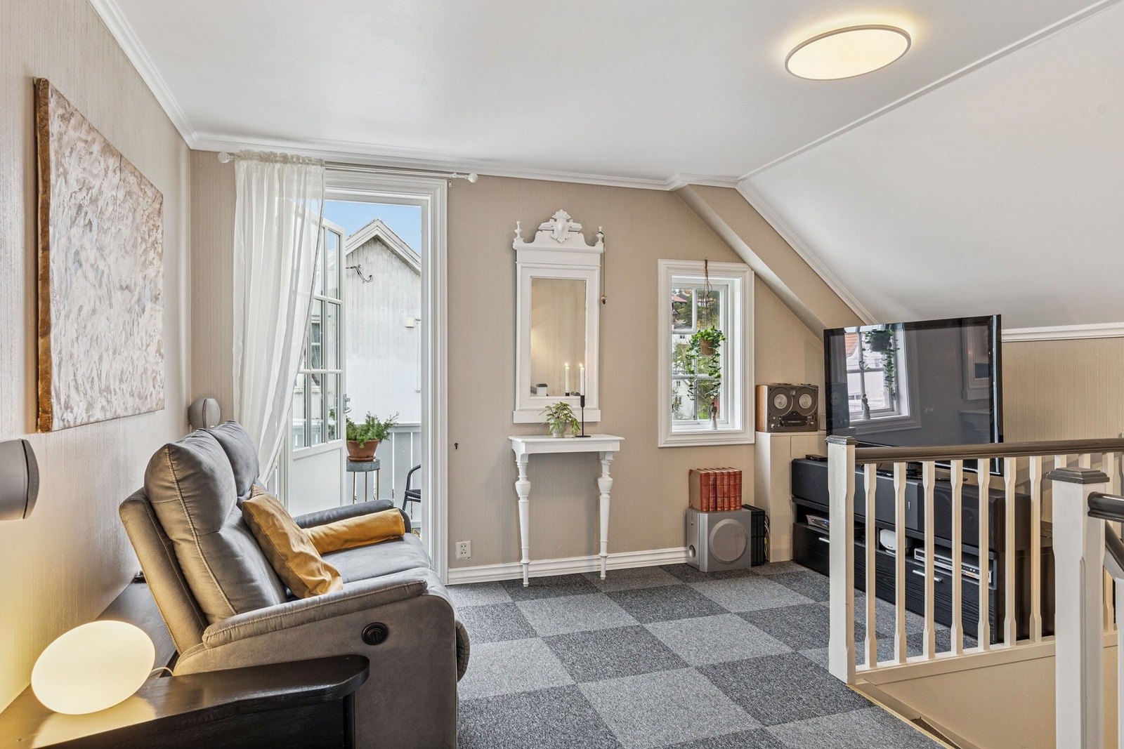 Velkommen til boligens 2. etasje. Rommet er perfekt som den ekstra stuen i etasjen over. Galleribilde