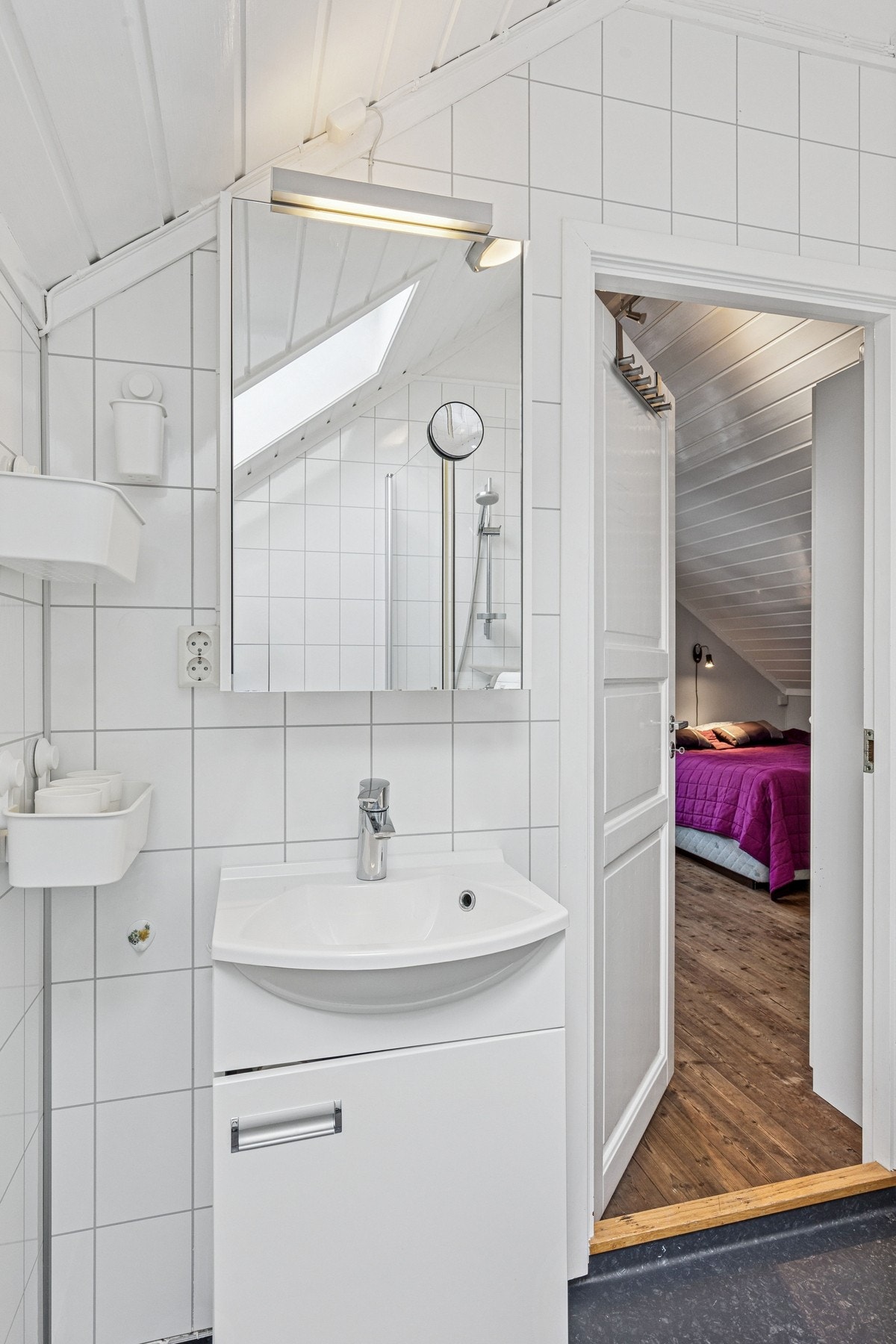 Leiligheten har et lite lyst baderom. Galleribilde