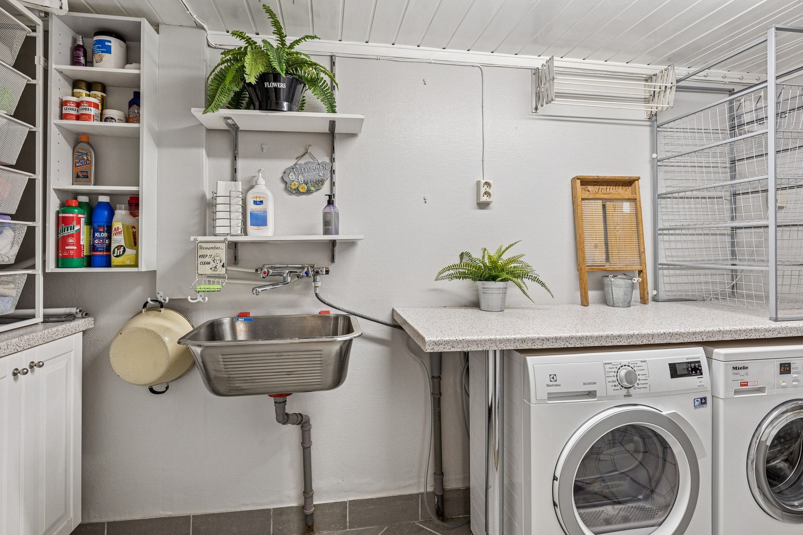 I kjelleren finner man et praktisk vaskerom med plass til både vaskemaskin og tørketrommel. Galleribilde