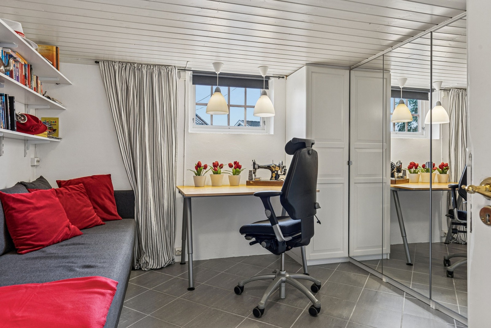 Perfekt rom i kjelleren for å ha et kontor eller et hobbyrom! Rommet i kjelleren er ikke godkjent til varig opphold da vinduet ikke er stor nok for godkjent rømningsvei. Galleribilde