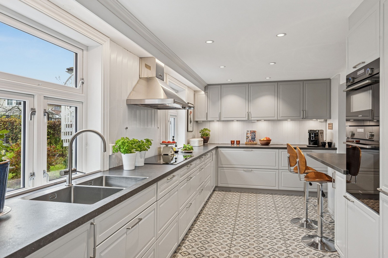 Kjøkkenet har godt med skap og benkeplass og alt du trenger av hvitevarer. Vinduene slipper inn godt med lys i rommet. Galleribilde