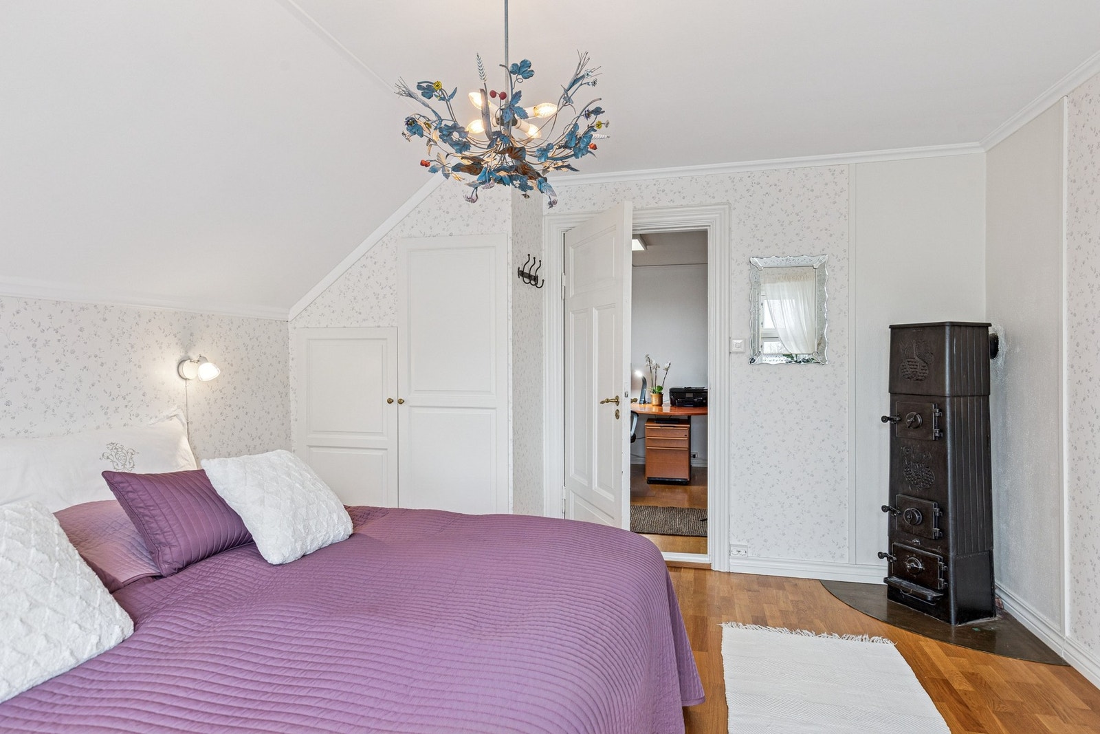 Soverom nr. 3 har en koselig vedovn. Rommet er lyst og trivelig og er av god størrelse. Galleribilde