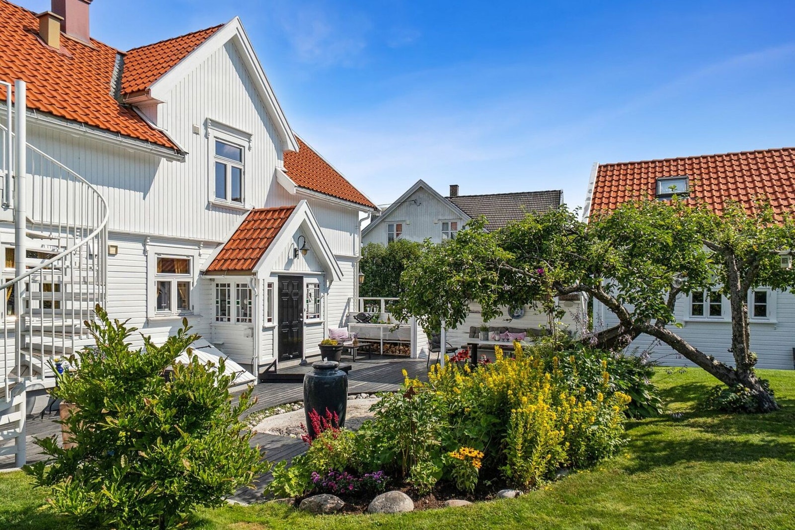 Hagen og inngangspartiet er nydelig og sjarmerende og gir et meget godt inntrykk. Galleribilde