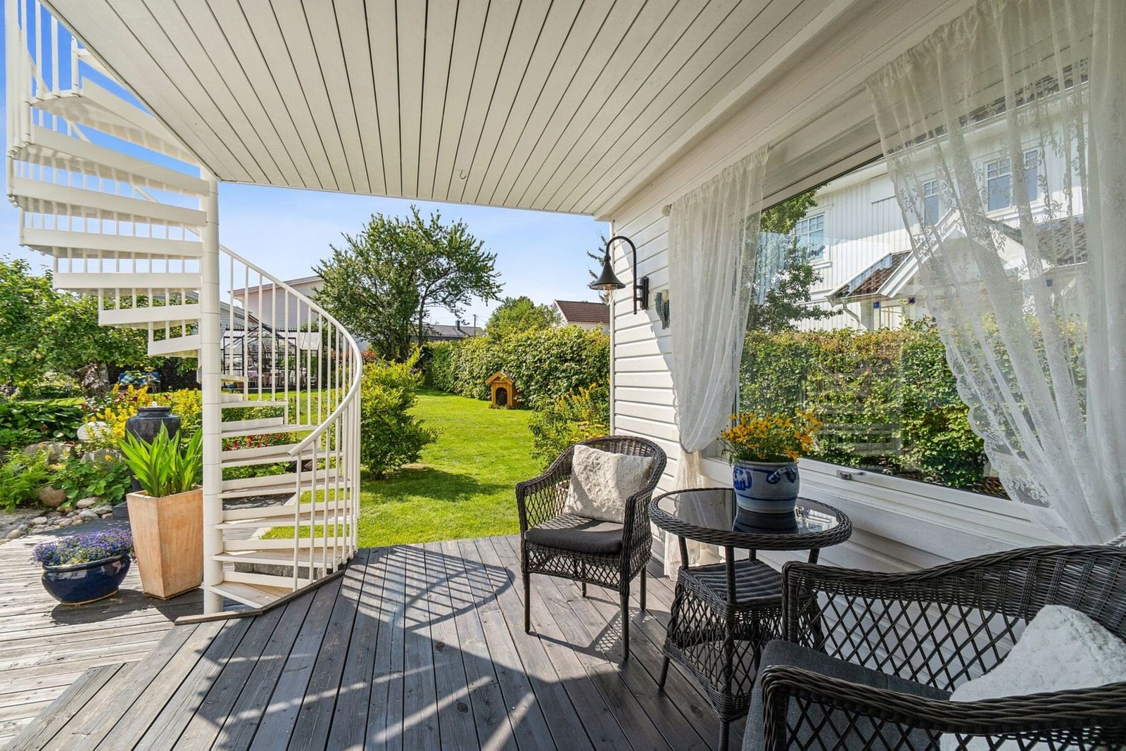 Under terrassen kan man sitte skjermet og godt på regnfulle dager. Galleribilde