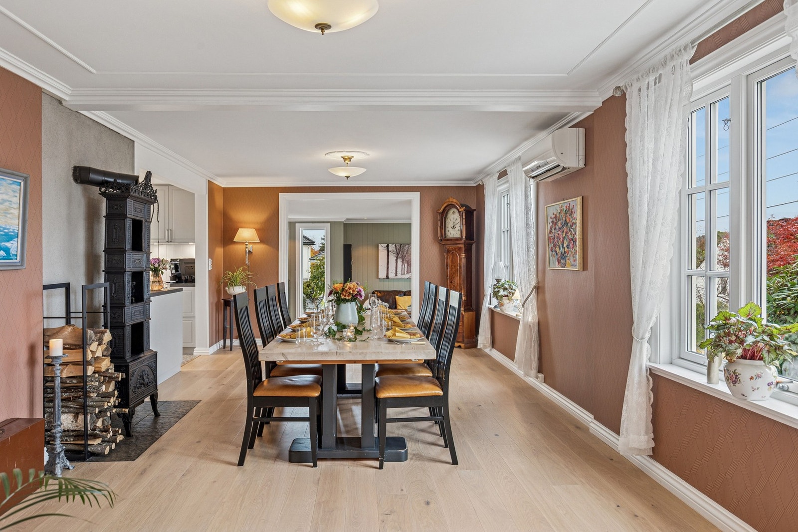 Velkommen inn til boligens "hjerte", et utrolig flott sted hvor hele familien kan samles til hyggelige stunder. Galleribilde