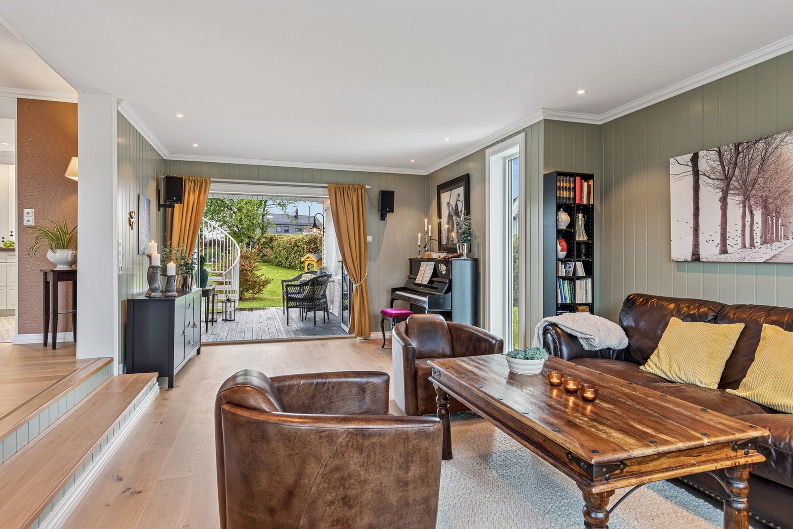 Stuen mot vest er fra 2023 og har utgang til hagen. Galleribilde