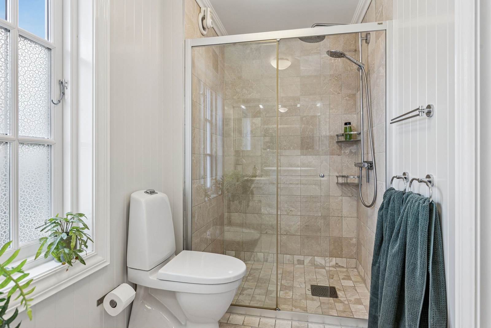 Rommet er utstyrt med servant, speilskap og skuffer, toalett og en stor dusj. Galleribilde