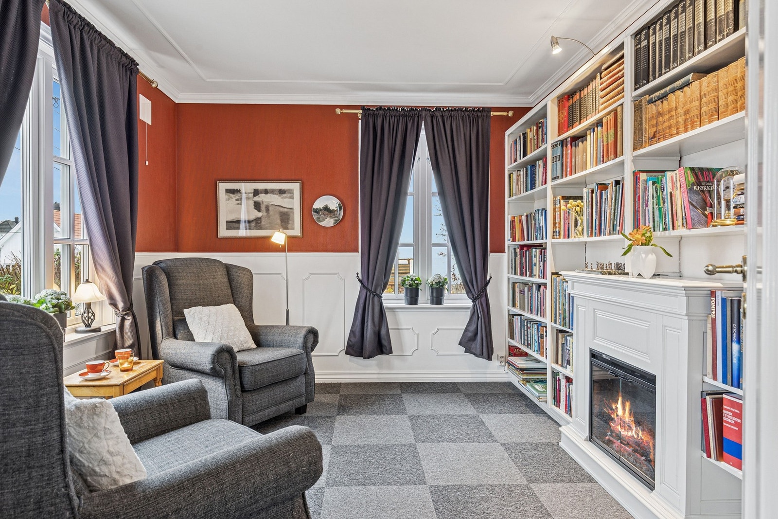 Rommet har også en elektrisk ovn, som skaper en lun stemning i rommet. Galleribilde