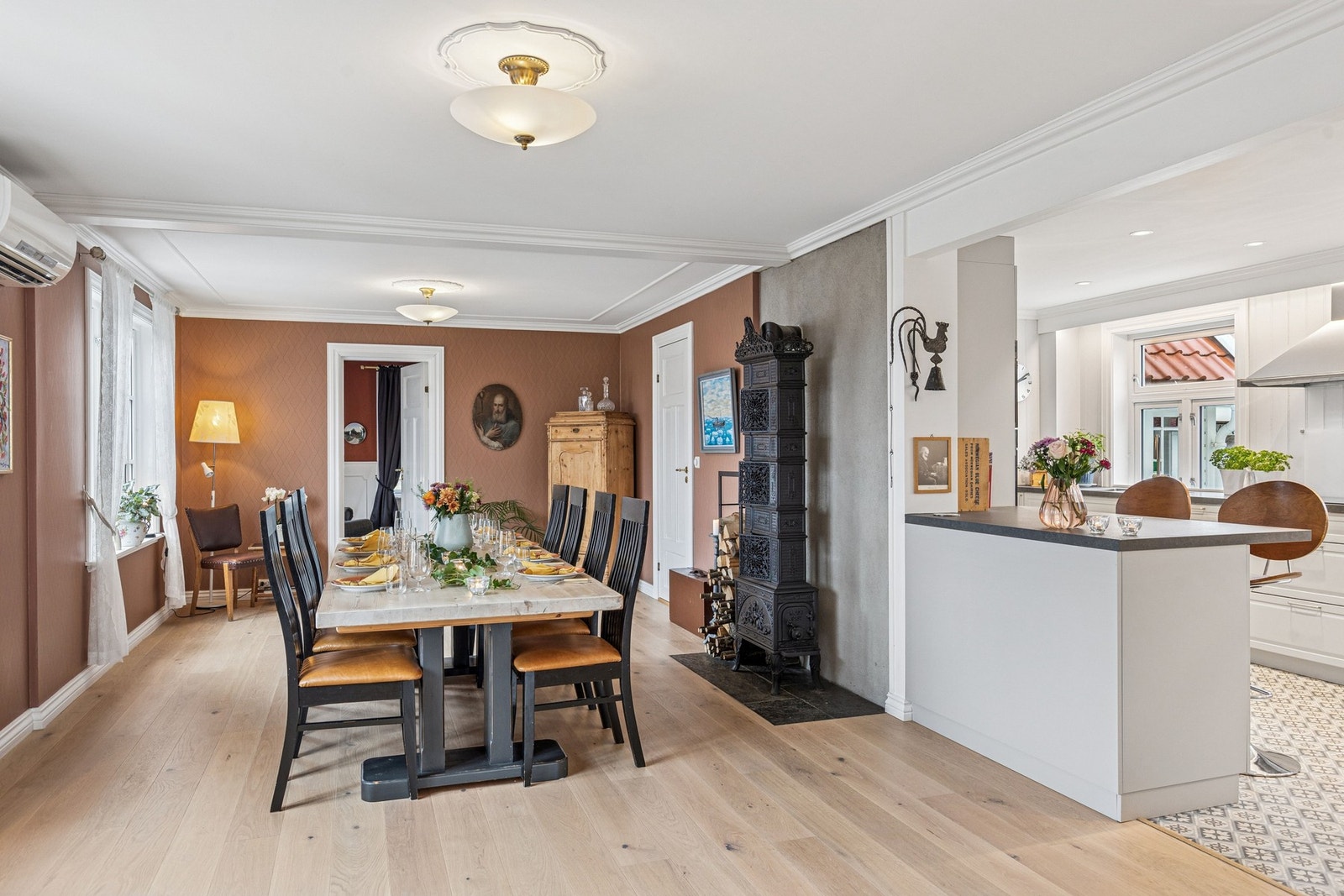 Innenfor spisestuen finner man et bibliotek... Galleribilde