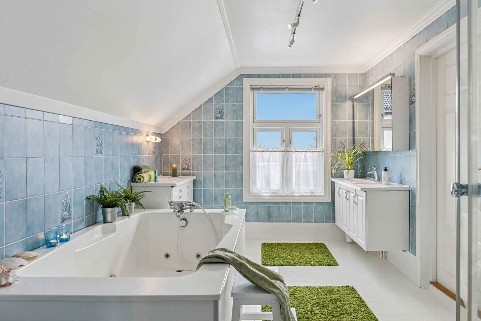 Videre har det også en hvit innredning med nedfelt servant. Galleribilde