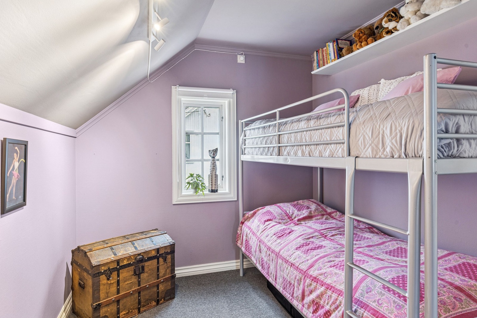 Innenfor trapperommet/den ekstra stuen finner man et soverom. Dette er ikke godkjent som soverom, da størrelsen på vinduet ikke er godkjent som rømningsvei da det er for lite. Galleribilde