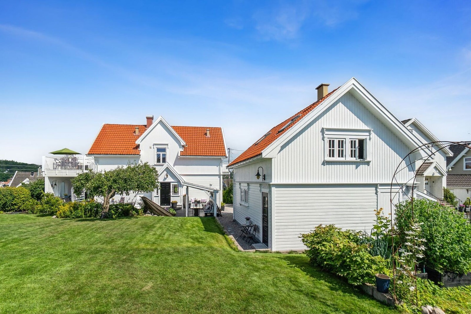 I dobbelgarasjens 2. etasje har man en utleiedel som gir gode leieinntekter i måneden. Galleribilde