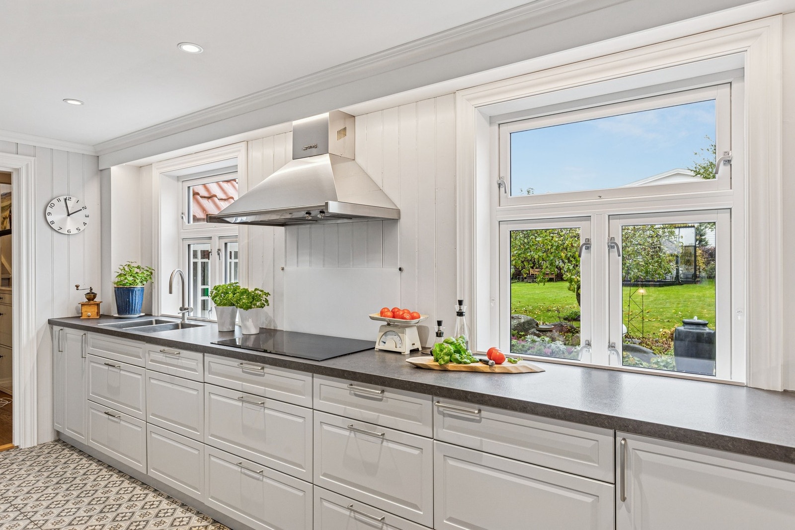 Mens matlagingen pågår har man flott utsikt over den fine hagen. Vinduene i boligen er fra 2013 til 2025. Galleribilde