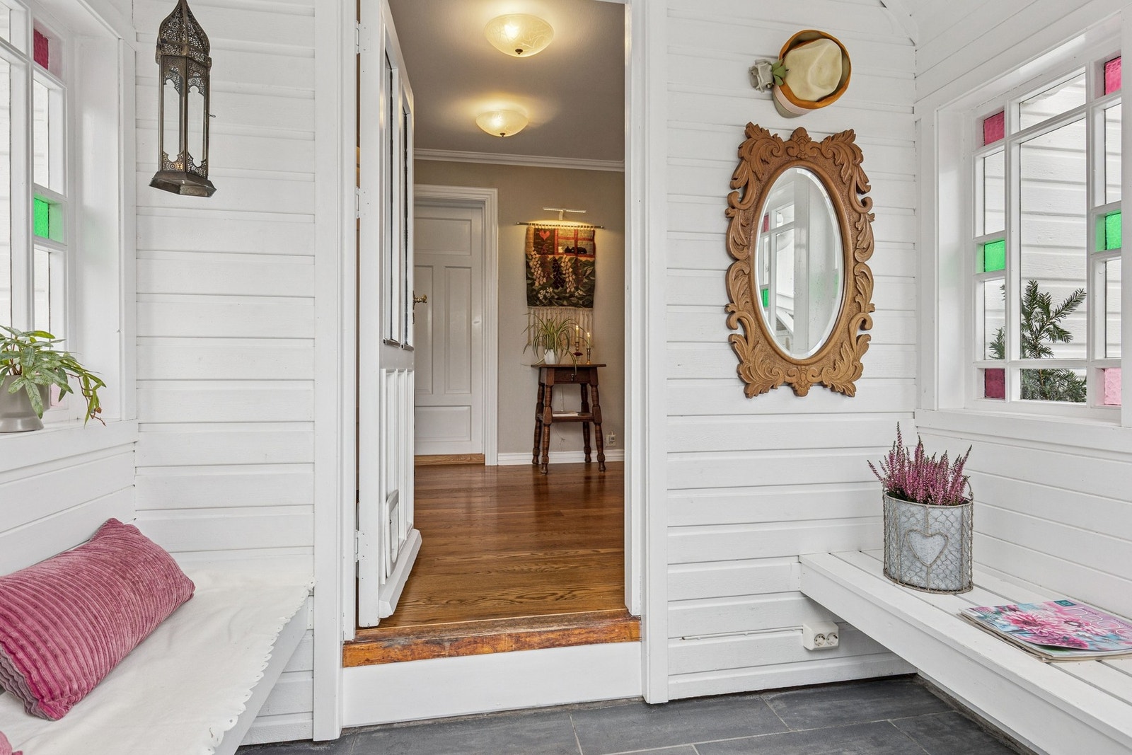 Fra entreen kommer man inn til boligens hall. Galleribilde