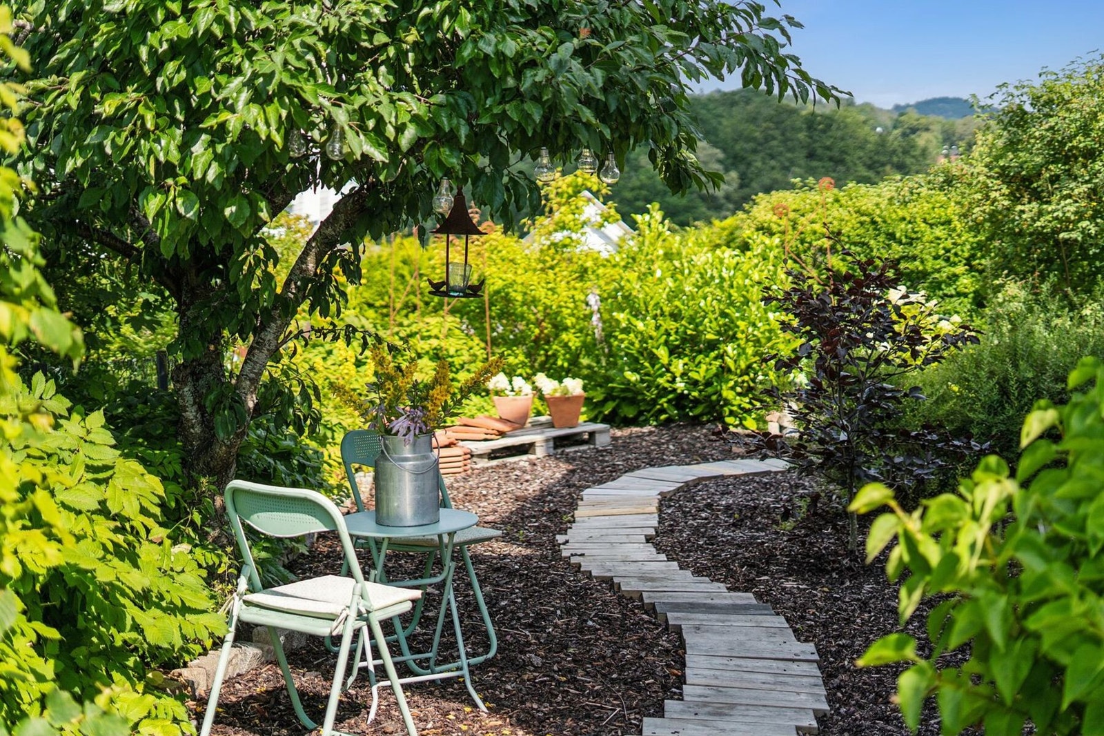 Sjarmerende og idyllisk hage. Galleribilde