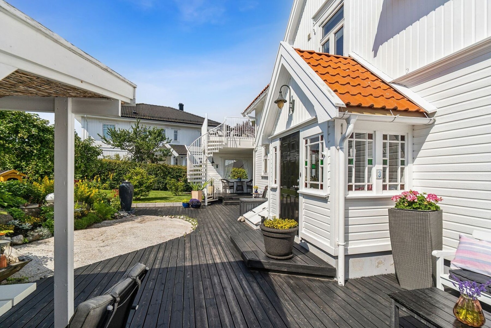 Den flotte villaen har et innbydende og pent inngangsparti som ønsker velkommen. Galleribilde