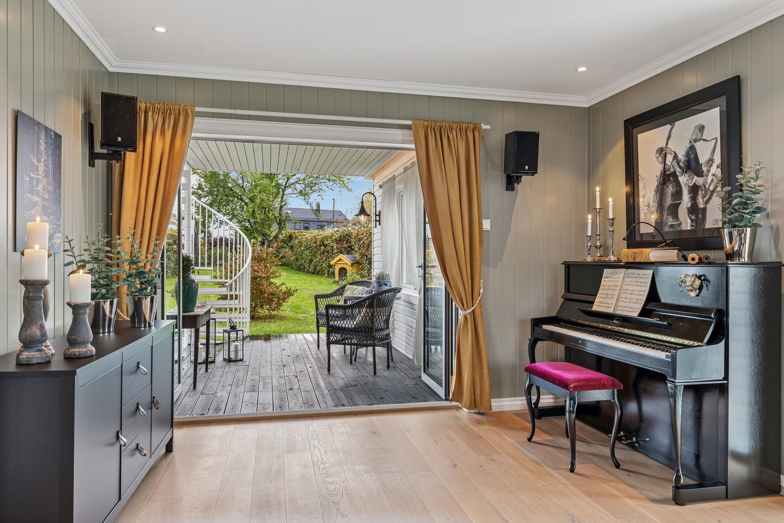 Dørene ut til terrassen og hagen kan åpnes helt opp, og bidrar til at rommet flyter godt med uteområdet. Galleribilde