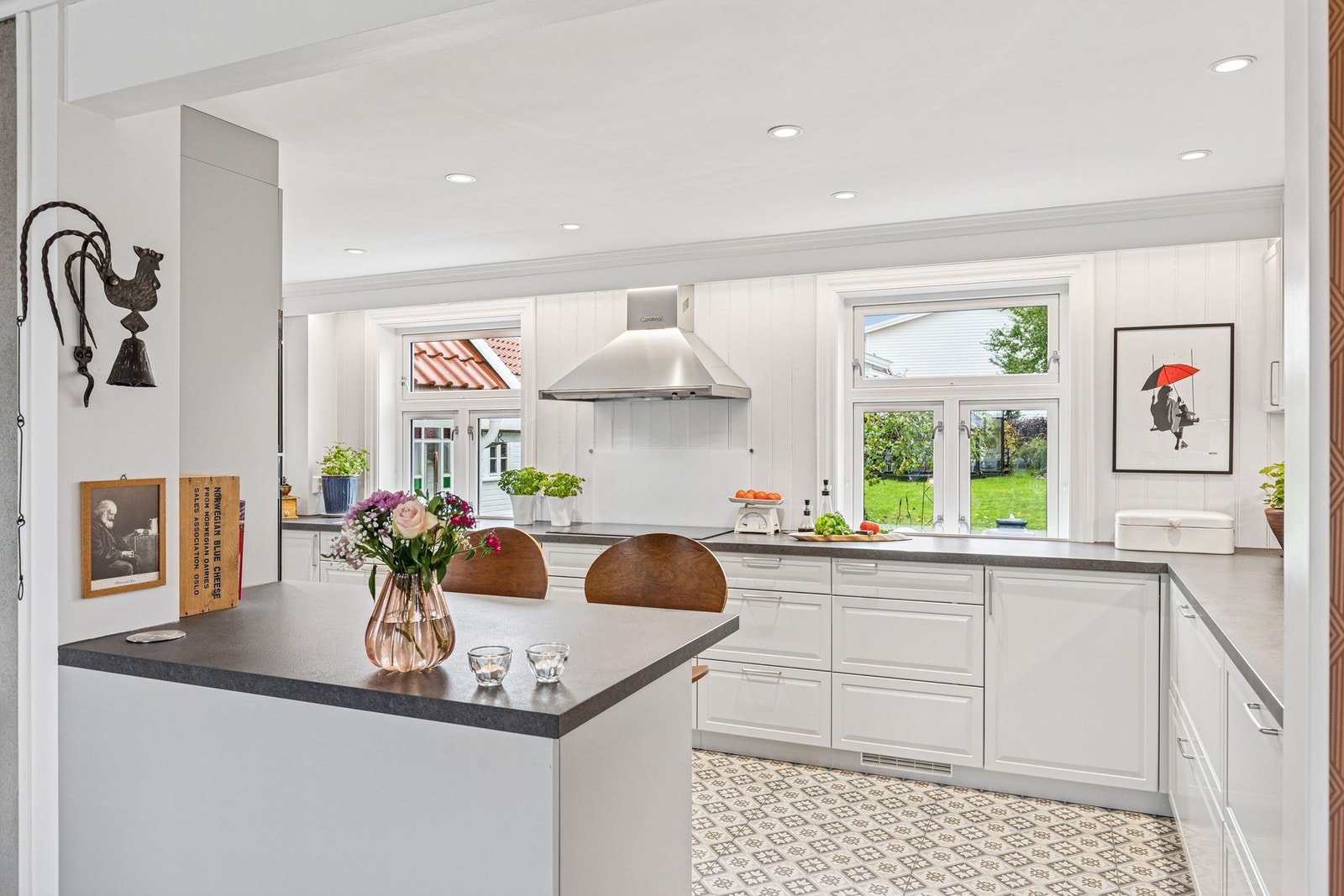 Et svært praktisk og flott kjøkken med en tidløs stil. Galleribilde