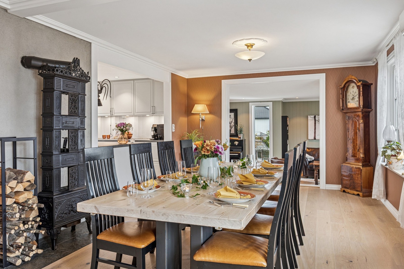 Her er det god plass til å dekke på til et langbord. Galleribilde