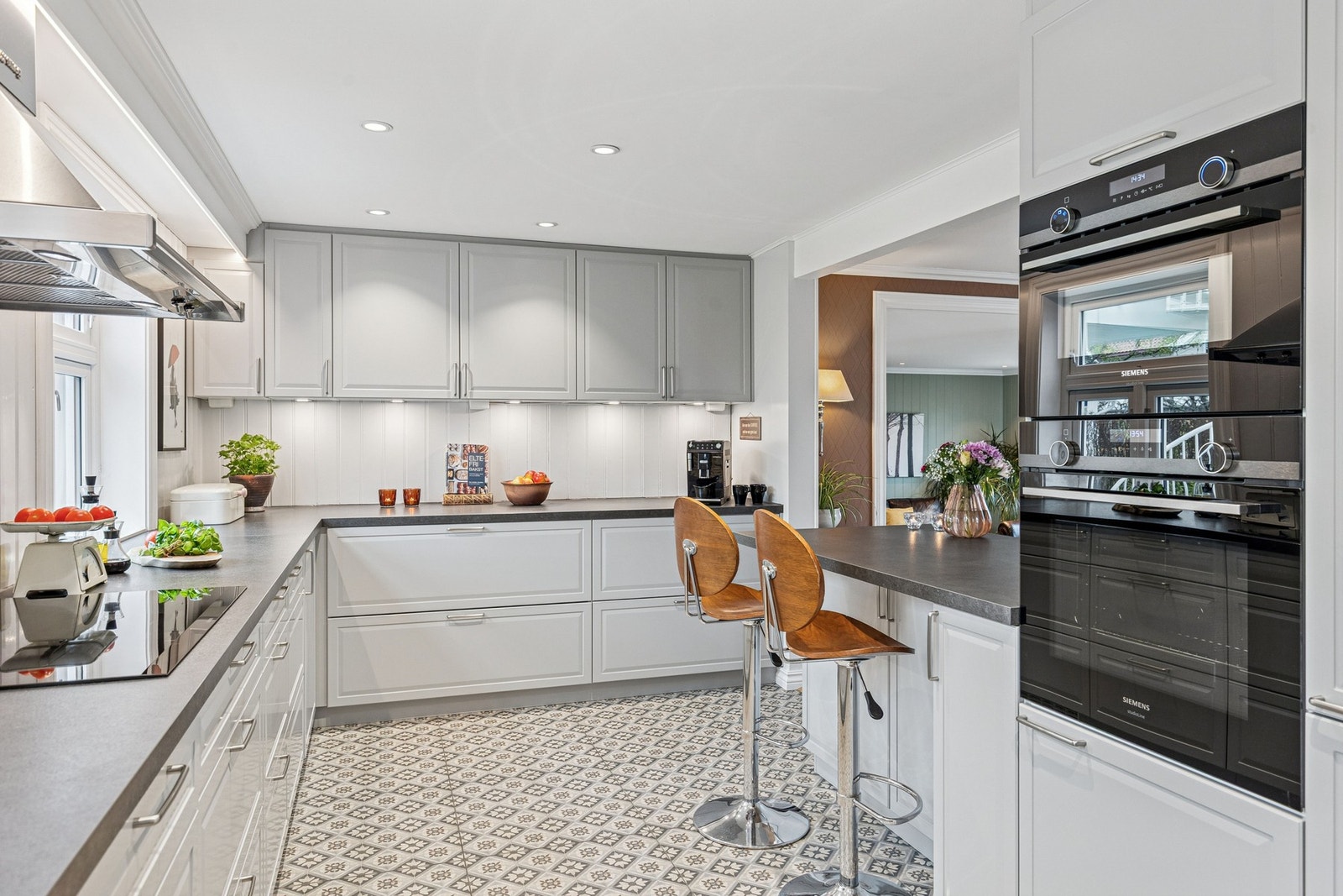 Flott kjøkken fra 2022 med delvis åpen stue/kjøkken løsning. Galleribilde