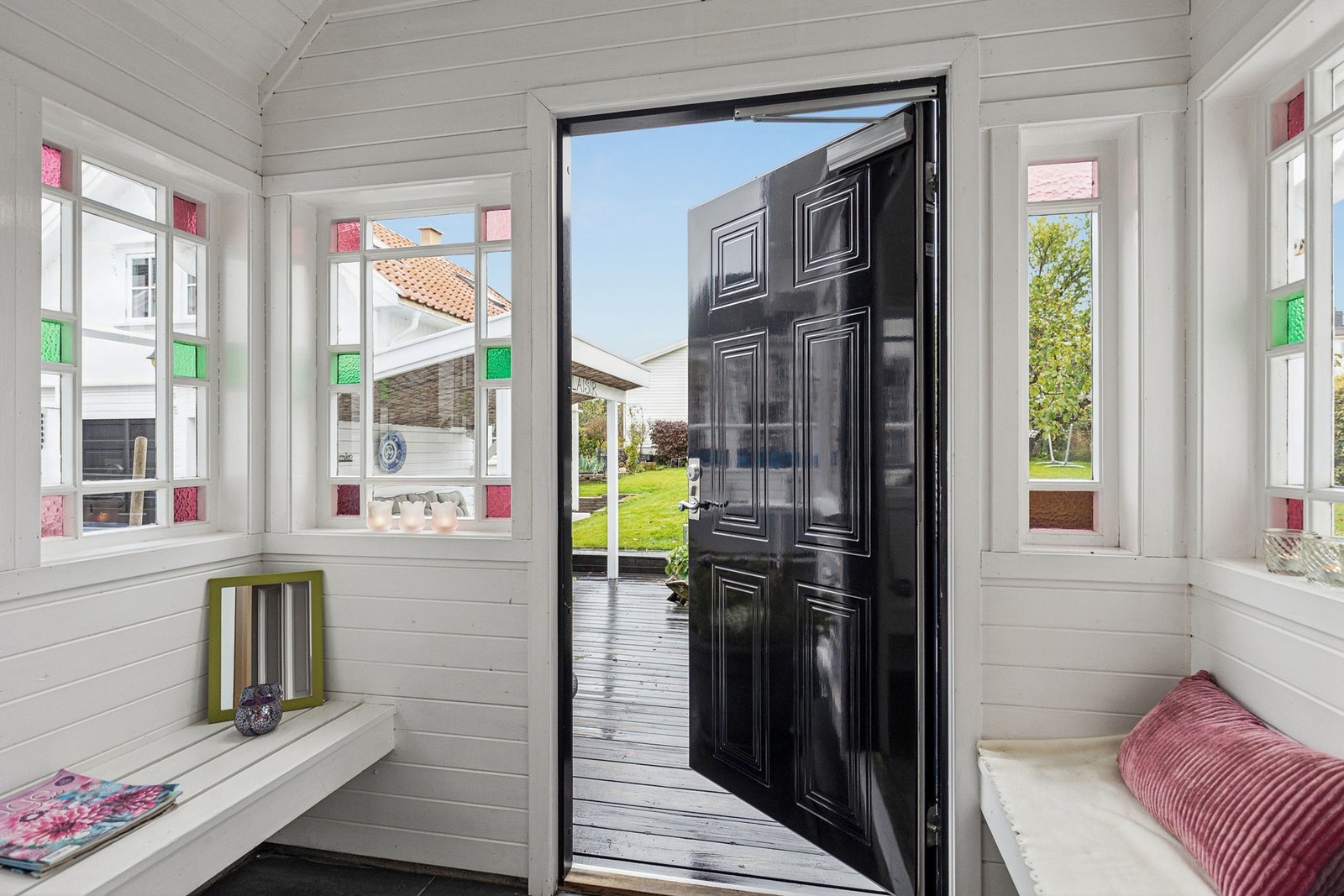 Boligen har et klassisk og pent inngangsparti. Galleribilde