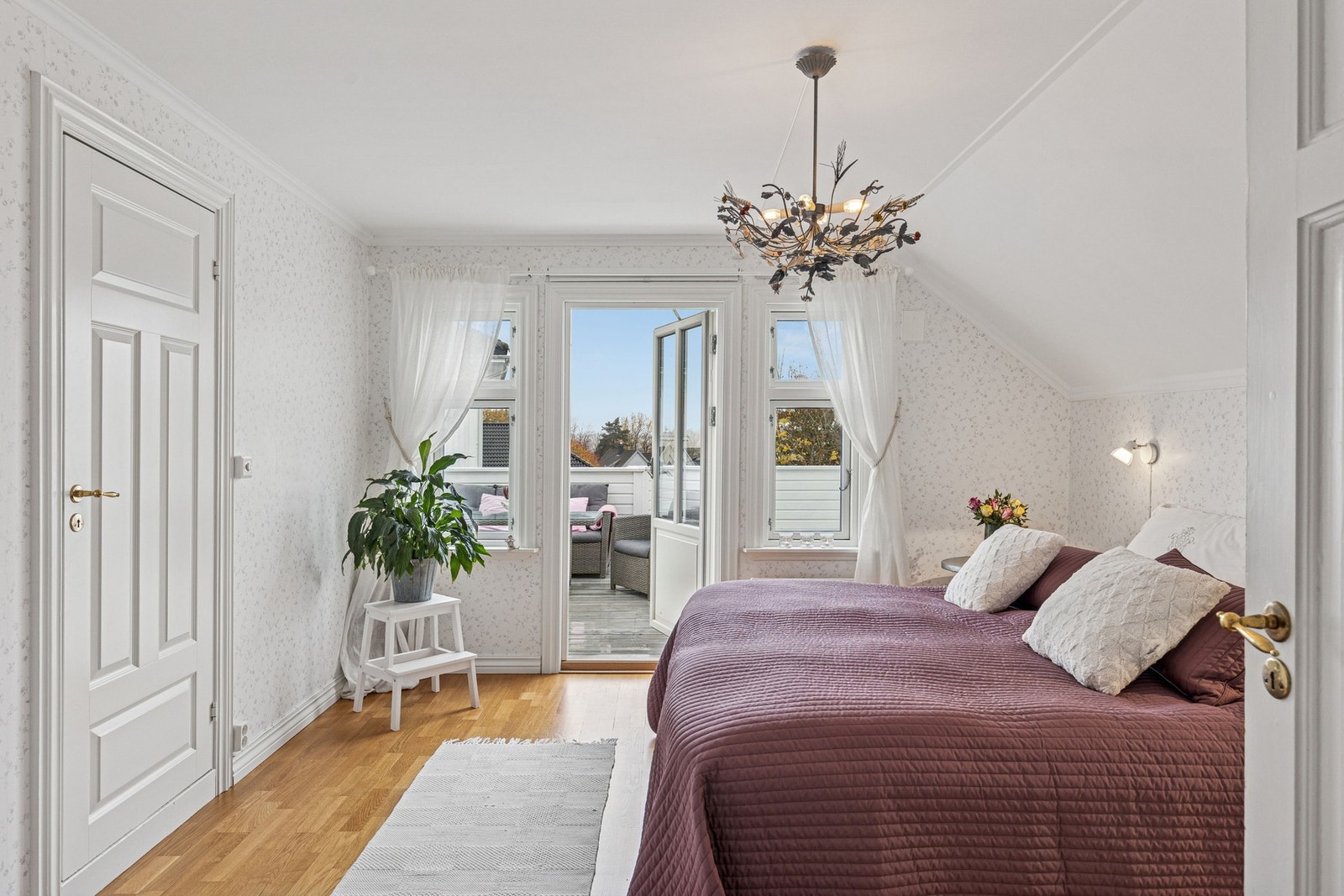 Fra rommet er det direkte tilgang til et romslig bad. Galleribilde