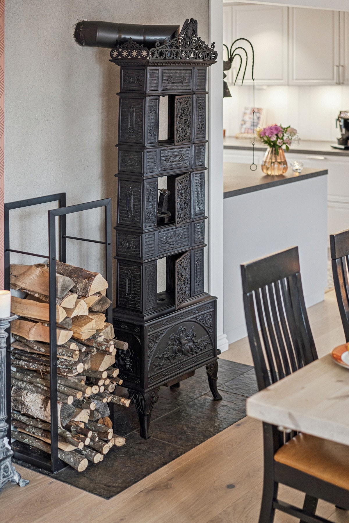 Den vakre og nostalgiske vedovnen i stuen skaper en koselig og lun atmosfære i rommet. Galleribilde