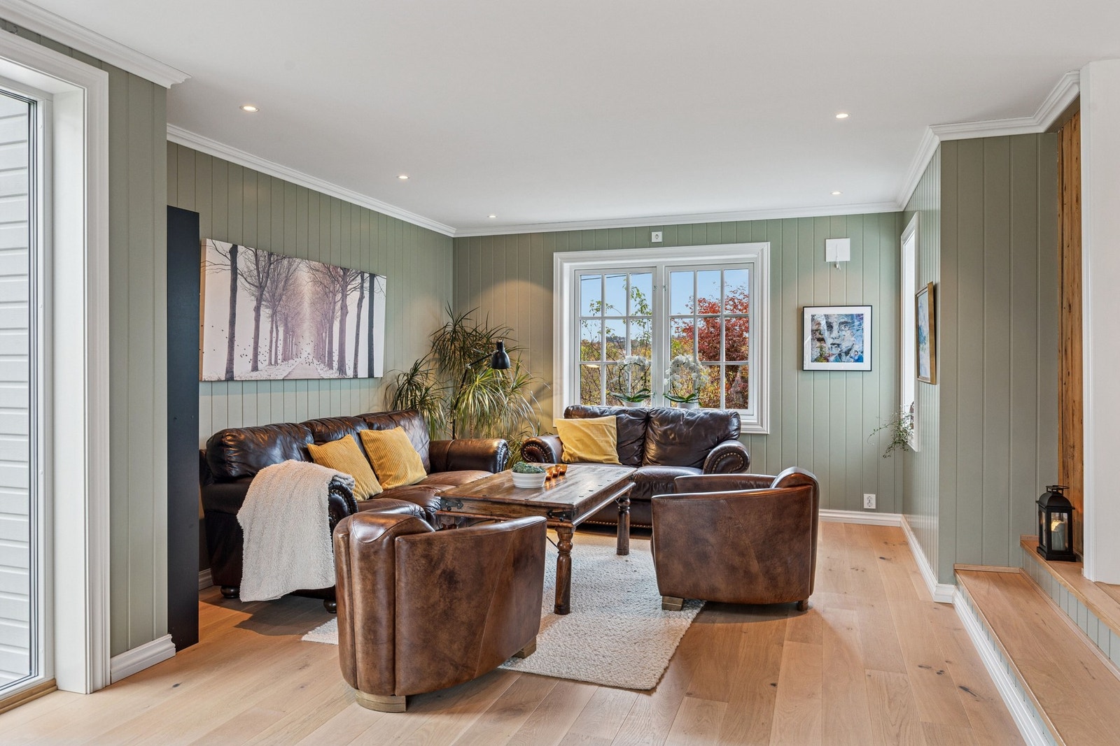 I stuen er det god plass til en sofagruppe. Godt med vinduer og downligts i himling skaper et lyst og trivelig rom. Galleribilde