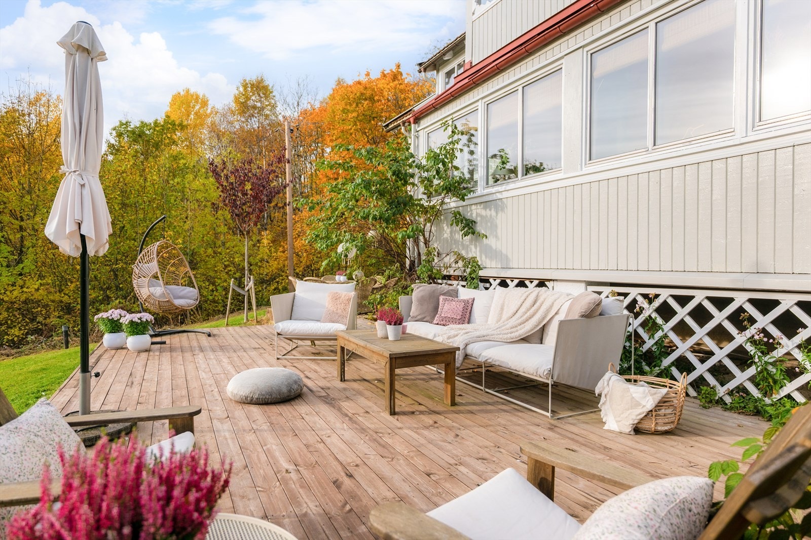 Her er det rikelig med plass til både langbord og sofa-utegruppe. Galleribilde