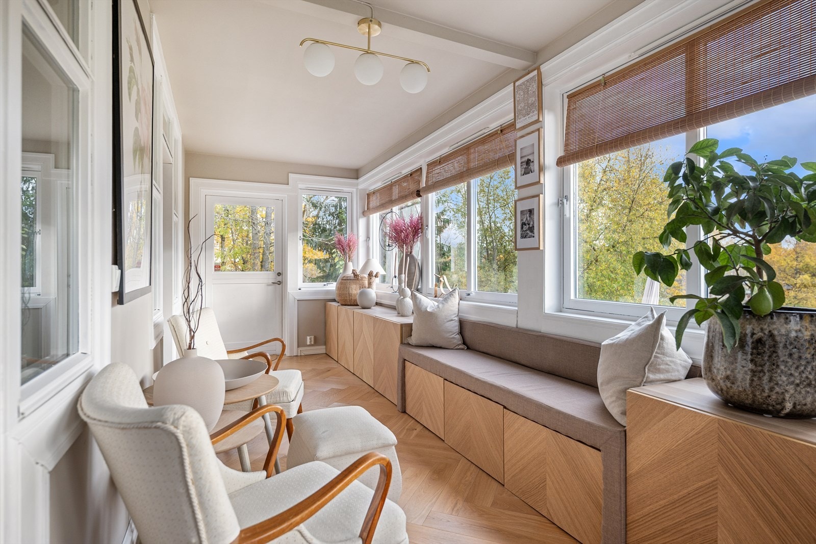 Fra stuen er det utgang til det som opprinnelig var vinterhage, som nå er integrert i stuen. Galleribilde