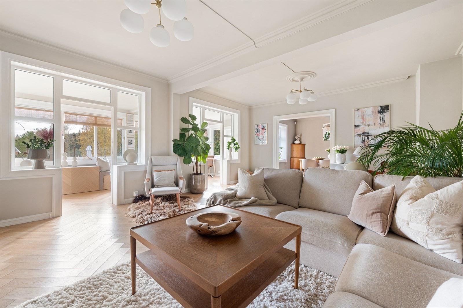 Stuen fremstår som lys og romslig, med store vindusflater som slipper inn rikelig med dagslys. Galleribilde