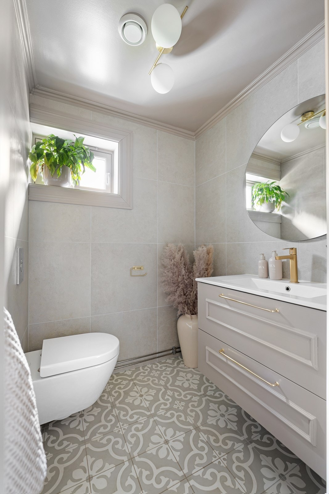 Lekkert toalettrom med servant fra 2023. Galleribilde