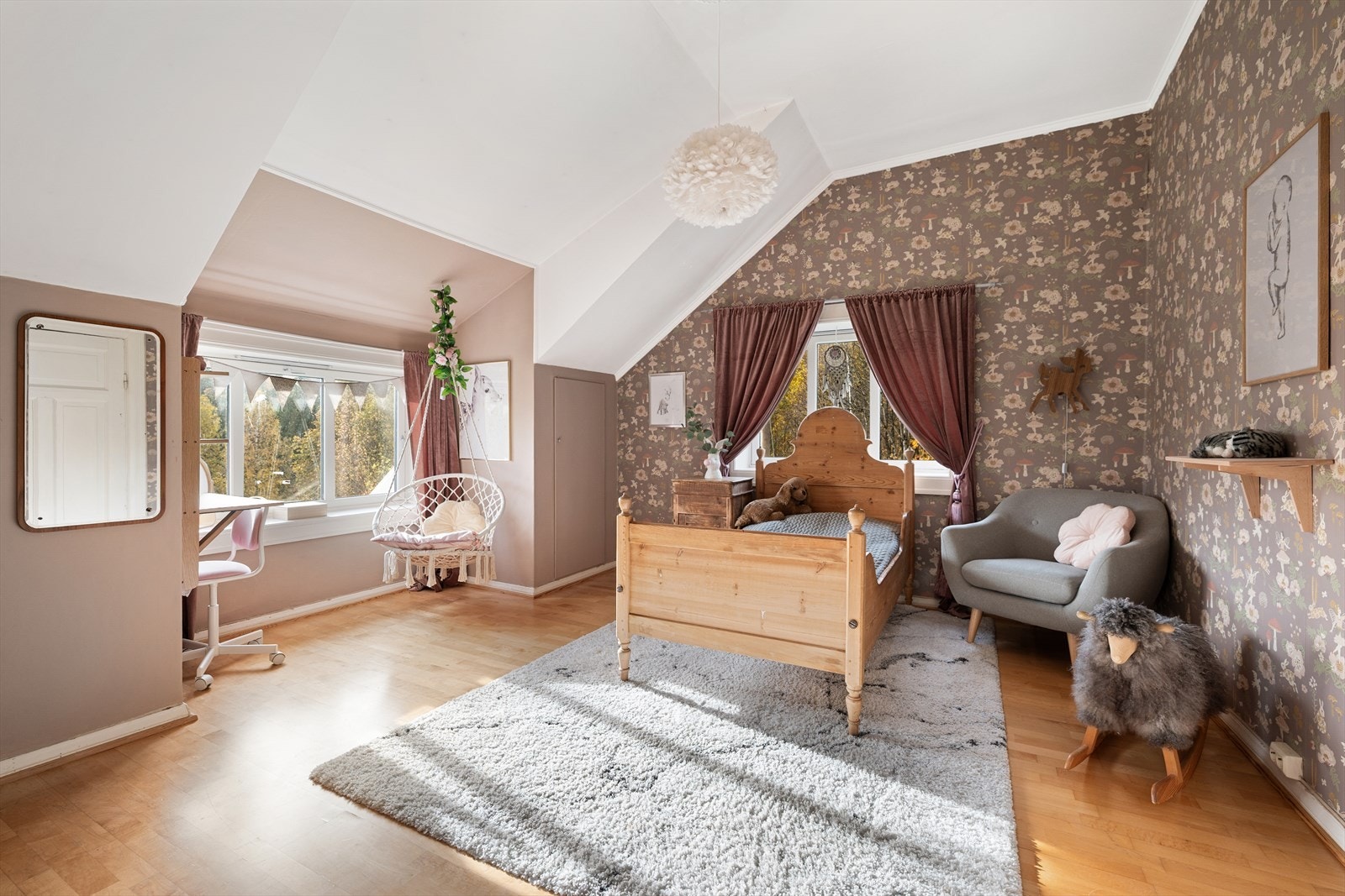 Soverommet er malt i en behagelig farge, med tapet på enkelte vegger. Galleribilde