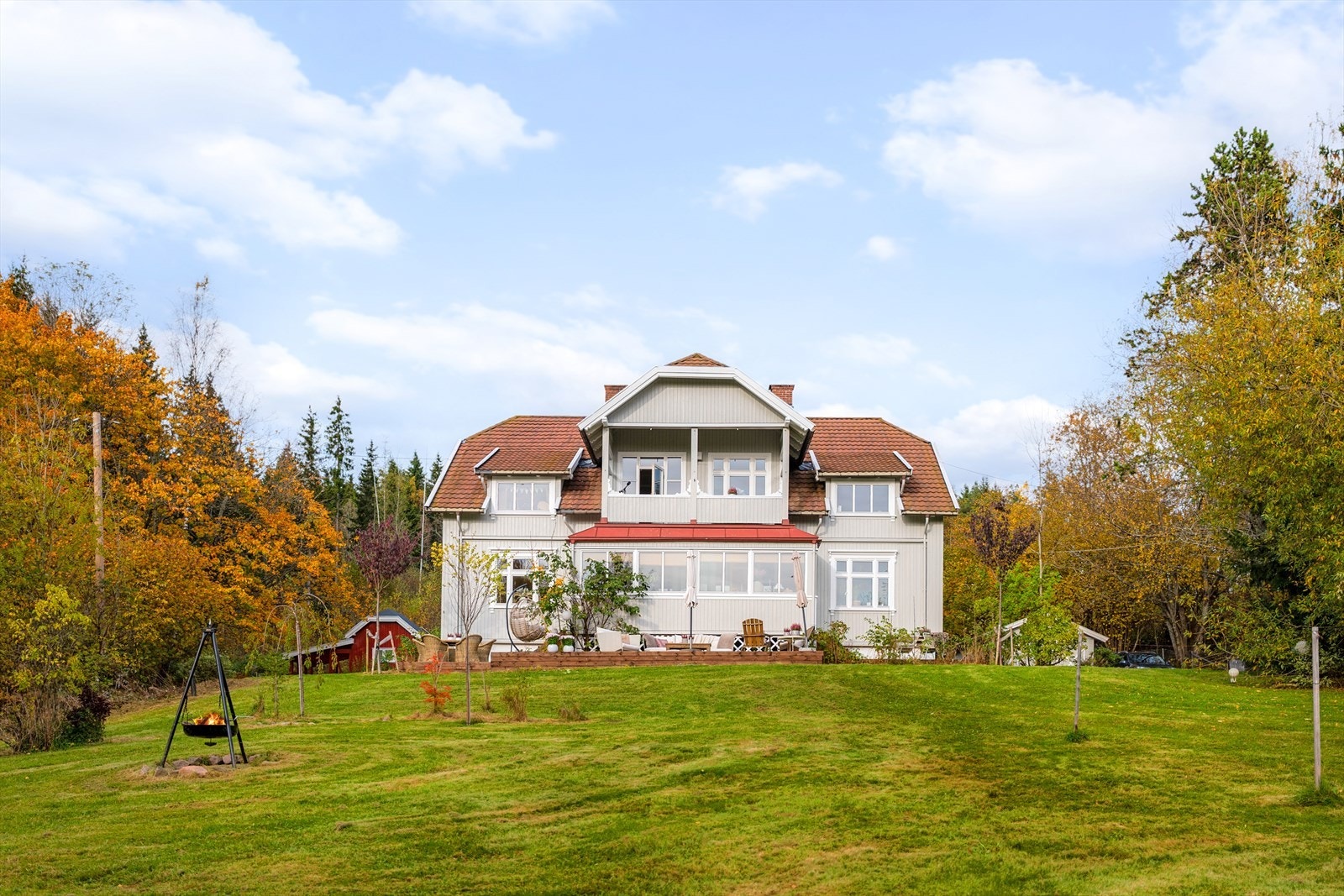 Eiendommen sogner til Maridalen skole og Engebråten ungdomsskole. Galleribilde