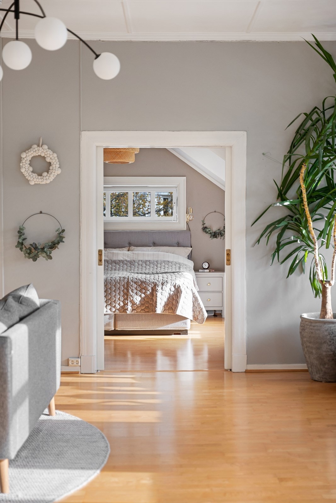 Hoveddelen byr på fire romslige soverom i 2. etasje. Galleribilde