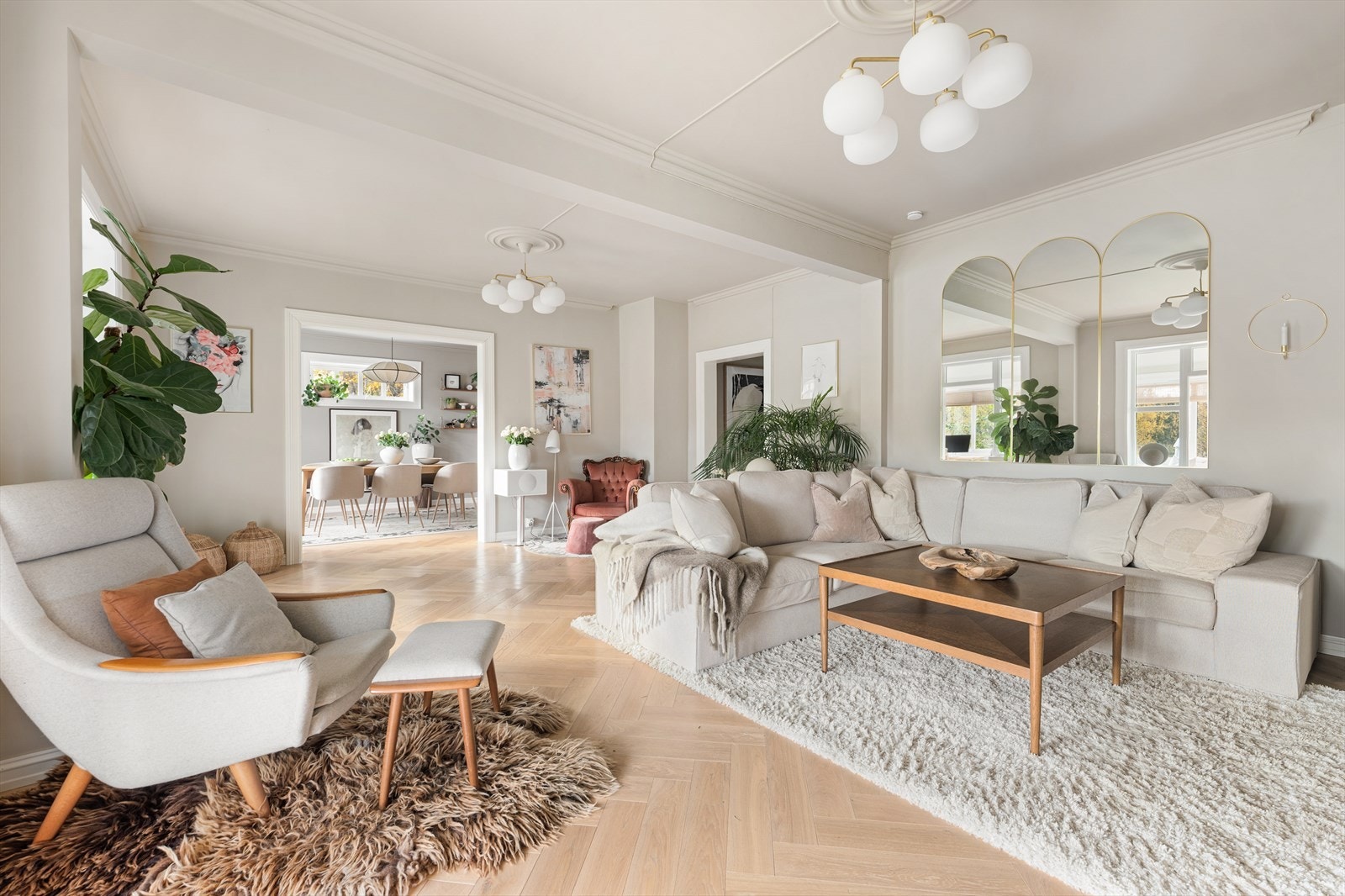 Den gjennomtenkte planløsningen gjør rommet lett å møblere, med god plass til både sofagruppe og spisegruppe- et naturlig samlingspunkt for familie og venner. Galleribilde