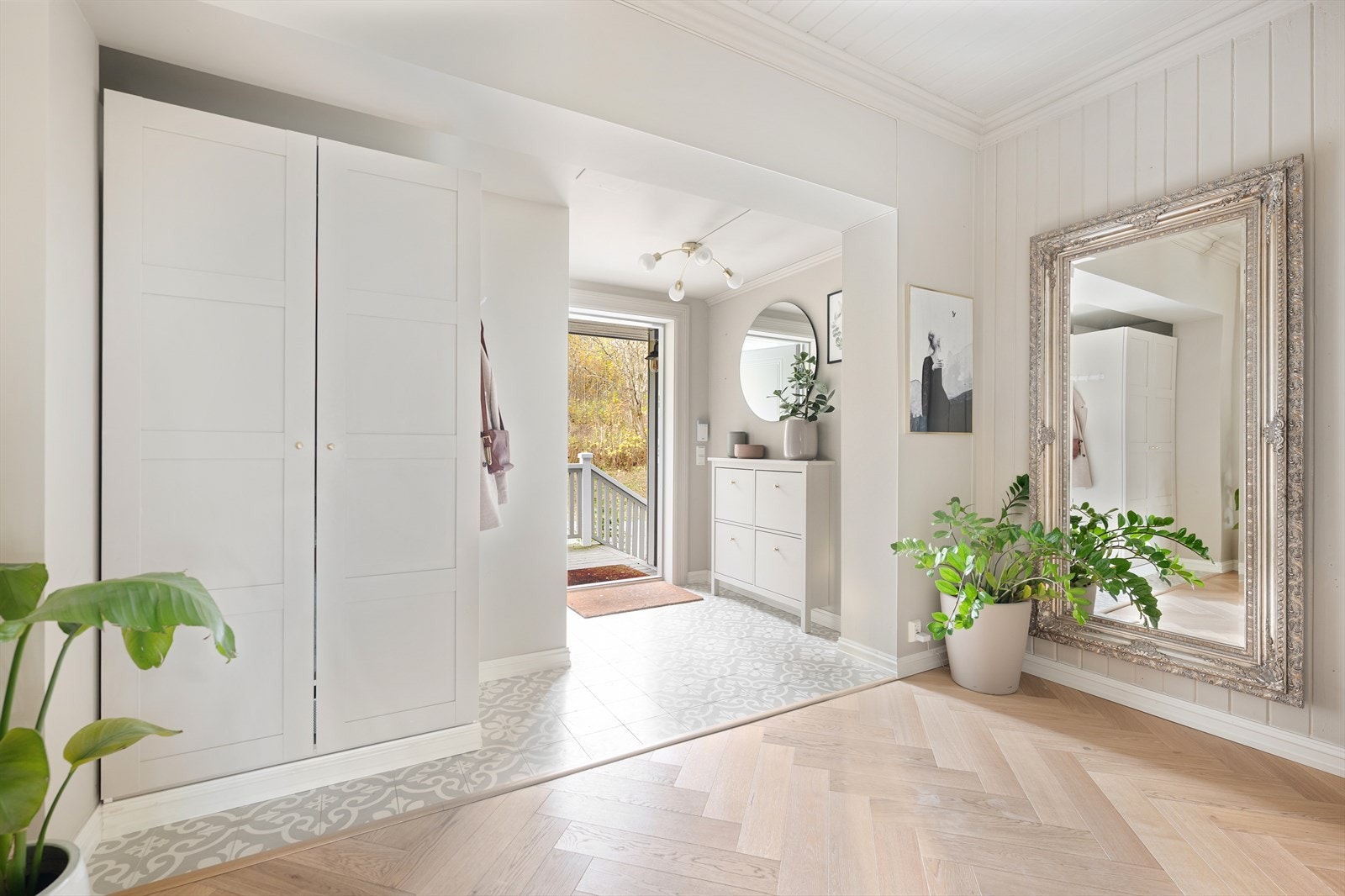 Lys, innbydende entre med gode oppbevaringsmuligheter i garderobeskap. Galleribilde