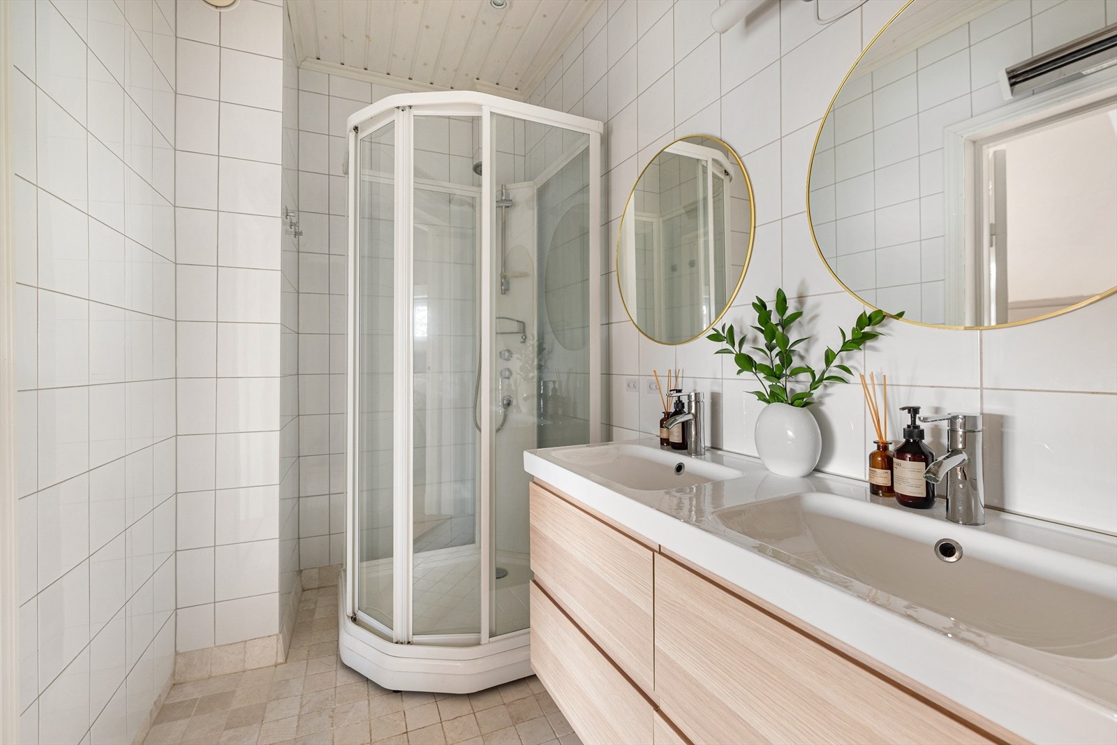 Flislagt baderom med dusjkabinett og servant. Galleribilde