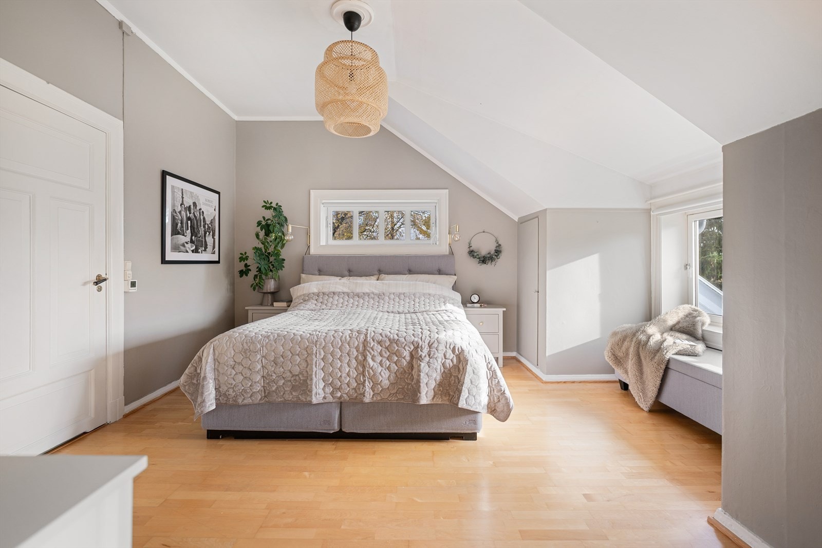 Hovedsoverommet er romslig og byr på god plass for dobbeltseng, nattbord og gode garderobeløsninger. Galleribilde